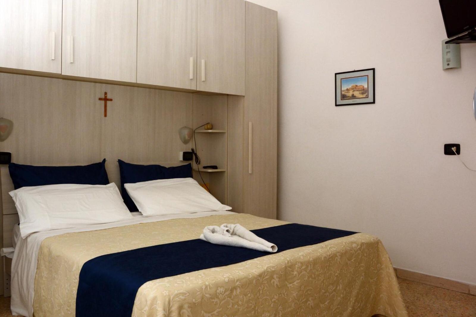 Double Room - Photo 14