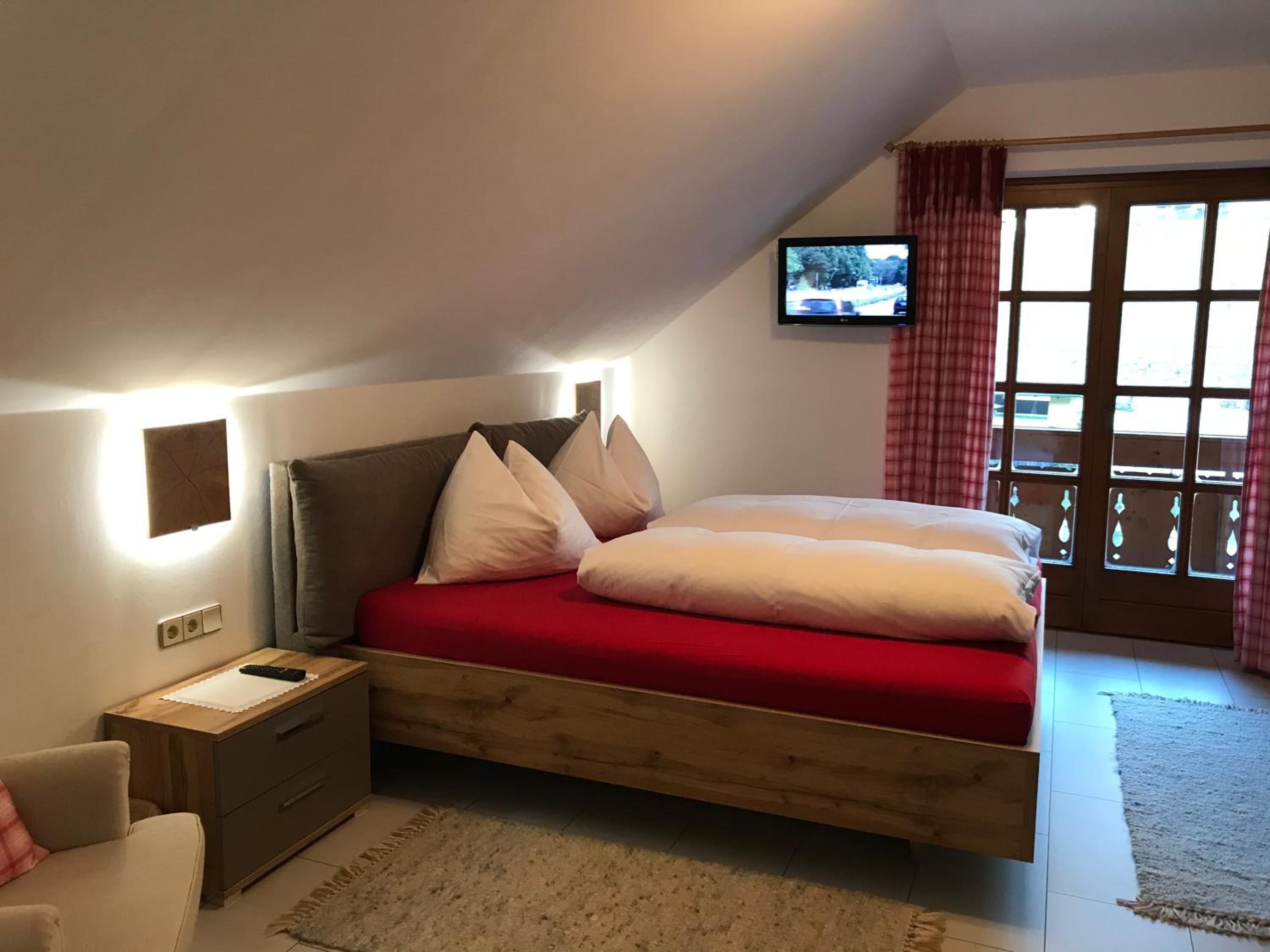 Large One-Bedroom Apartment with Balcony photo 1