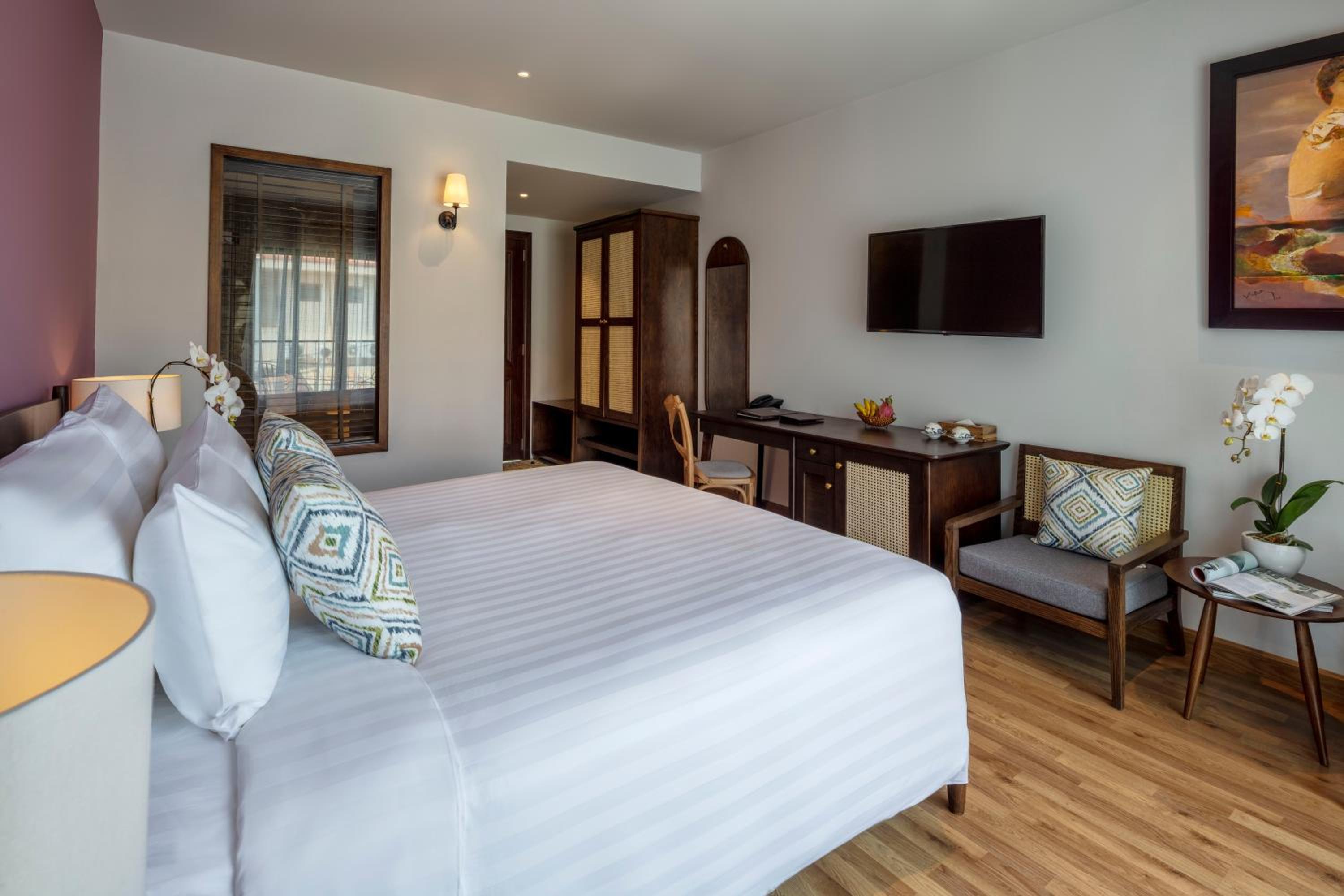 Deluxe King Room with Balcony and City View photo 3