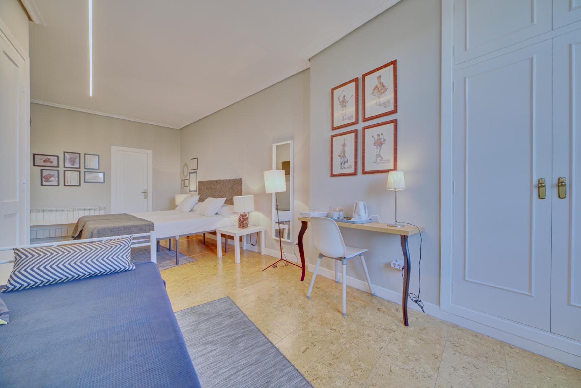 Superior Twin Room with City View photo 2