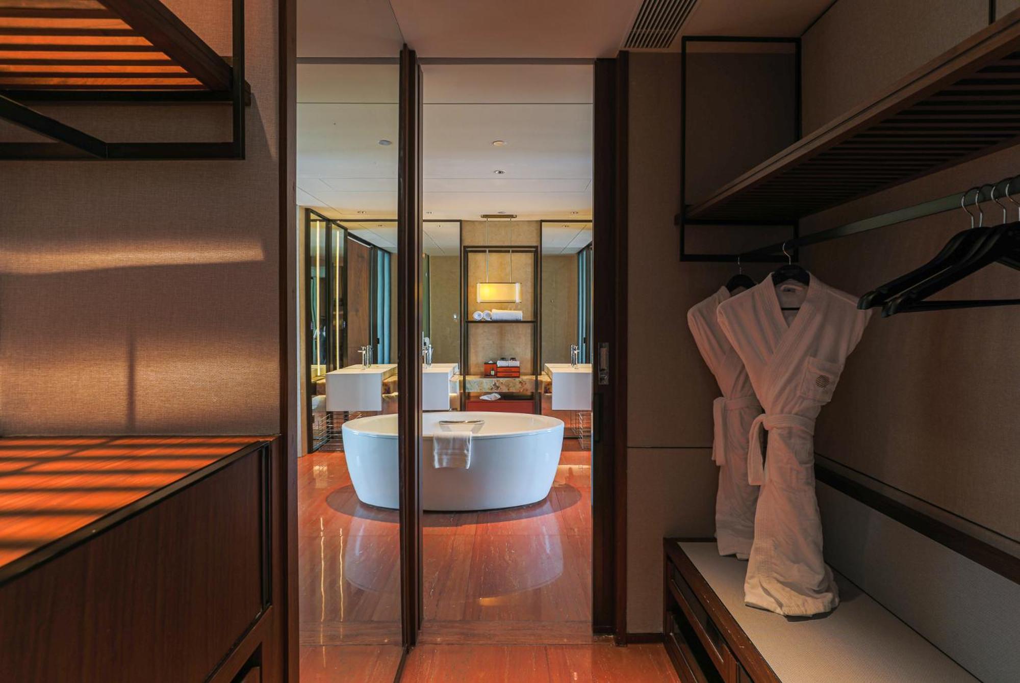 Deluxe King Suite with River View and Lounge Access - High Floor - Photo 3