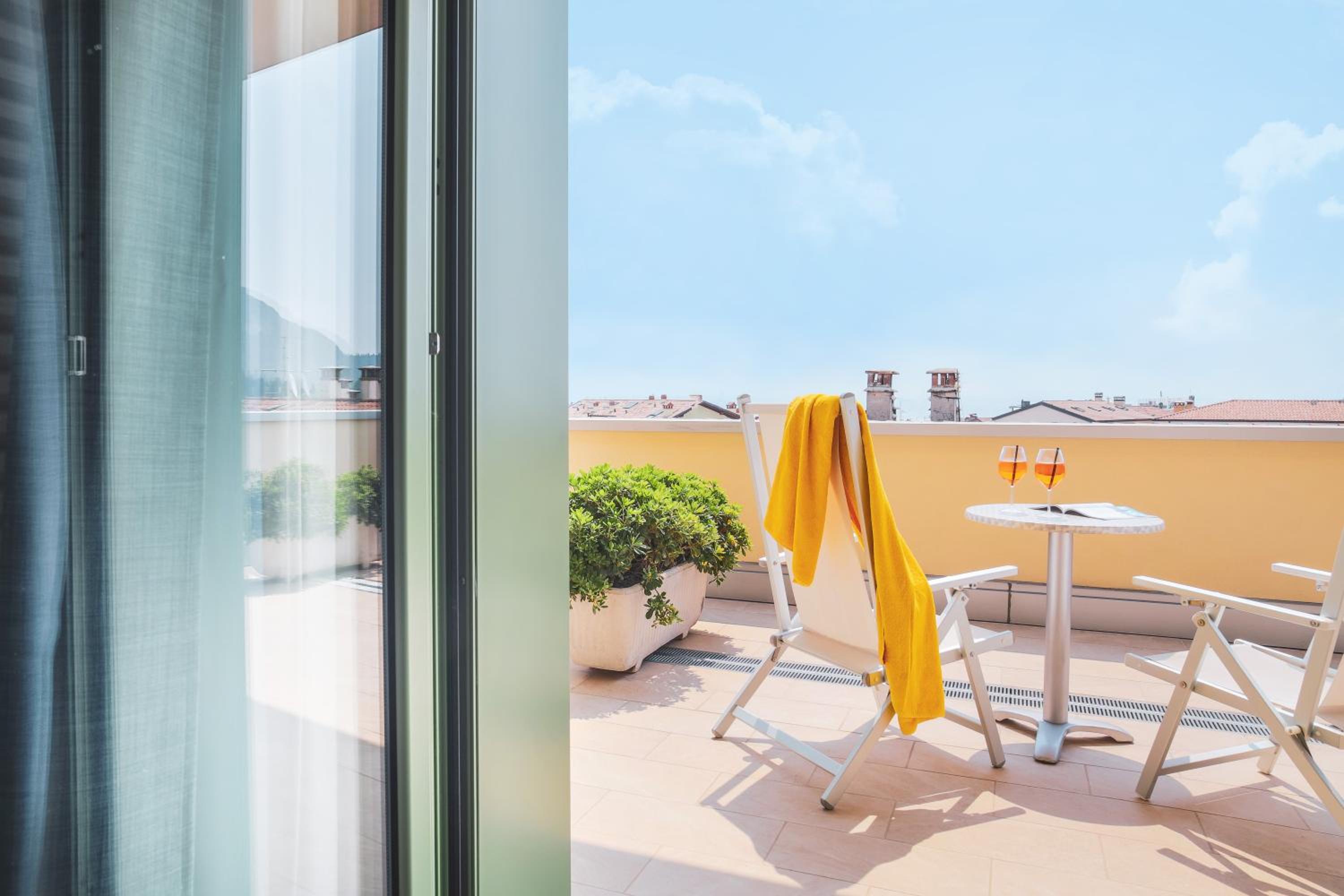 Superior Double or Twin Room with Terrace and Lake View photo 2