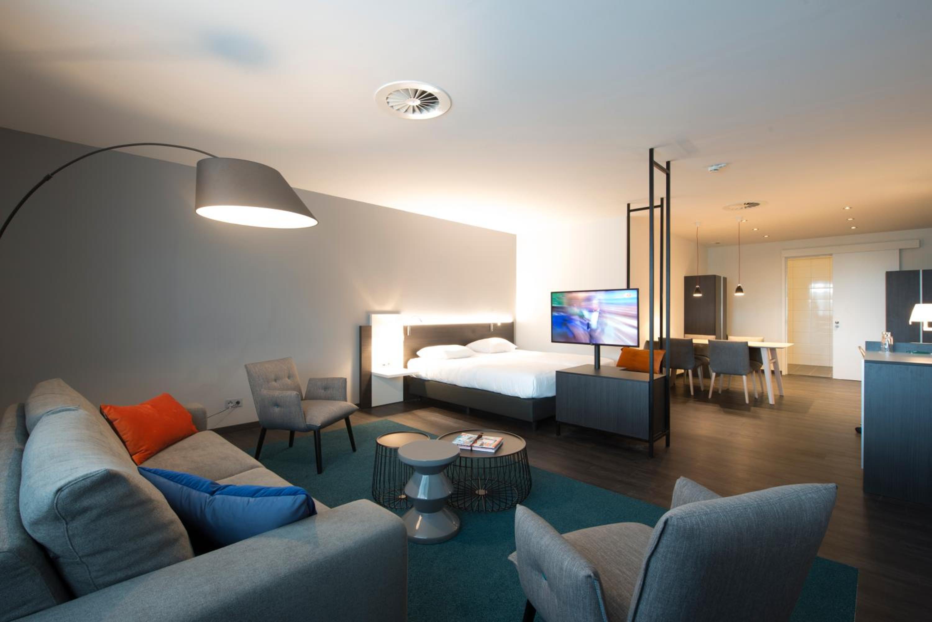 Executive Suite - Photo 2