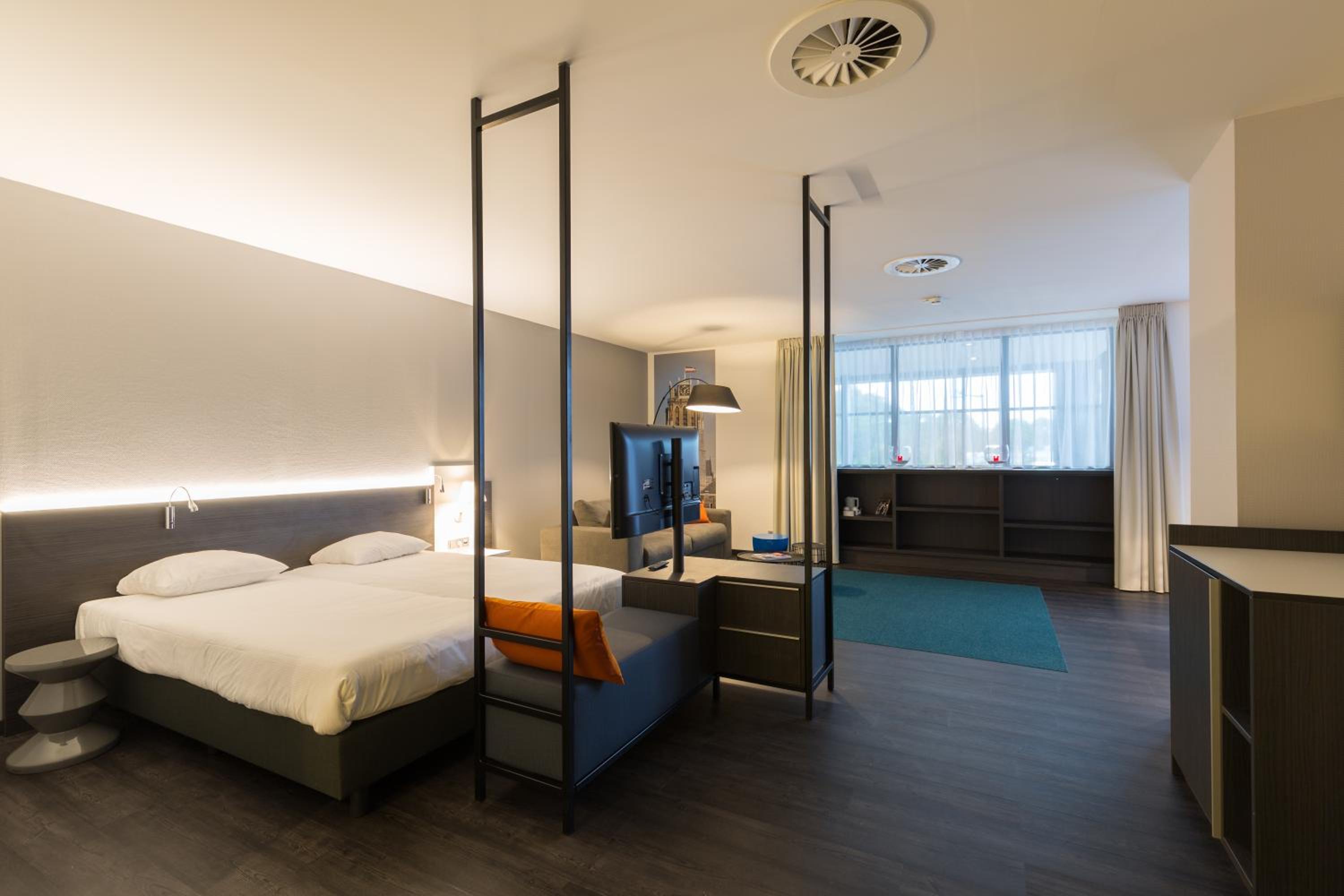 Executive Suite - Photo 4