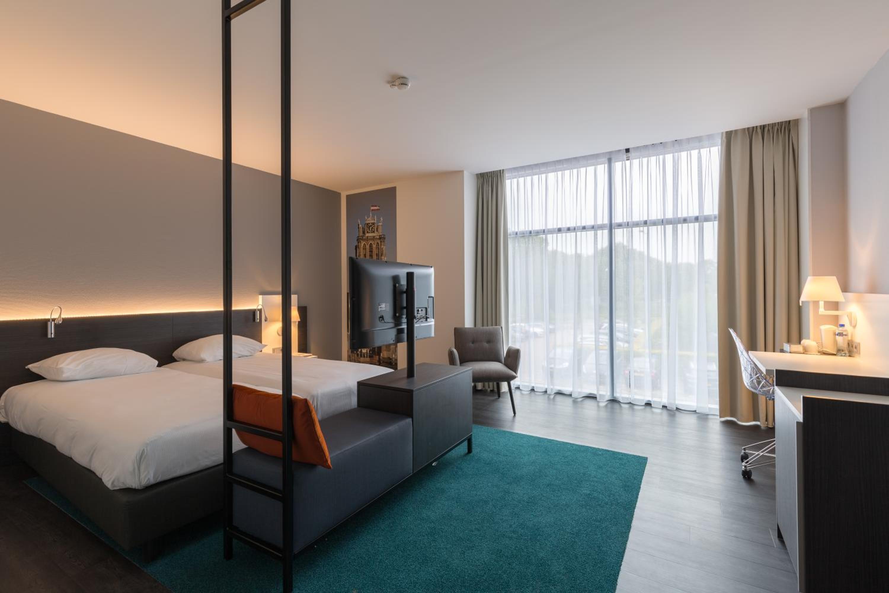 Suite - Photo 1