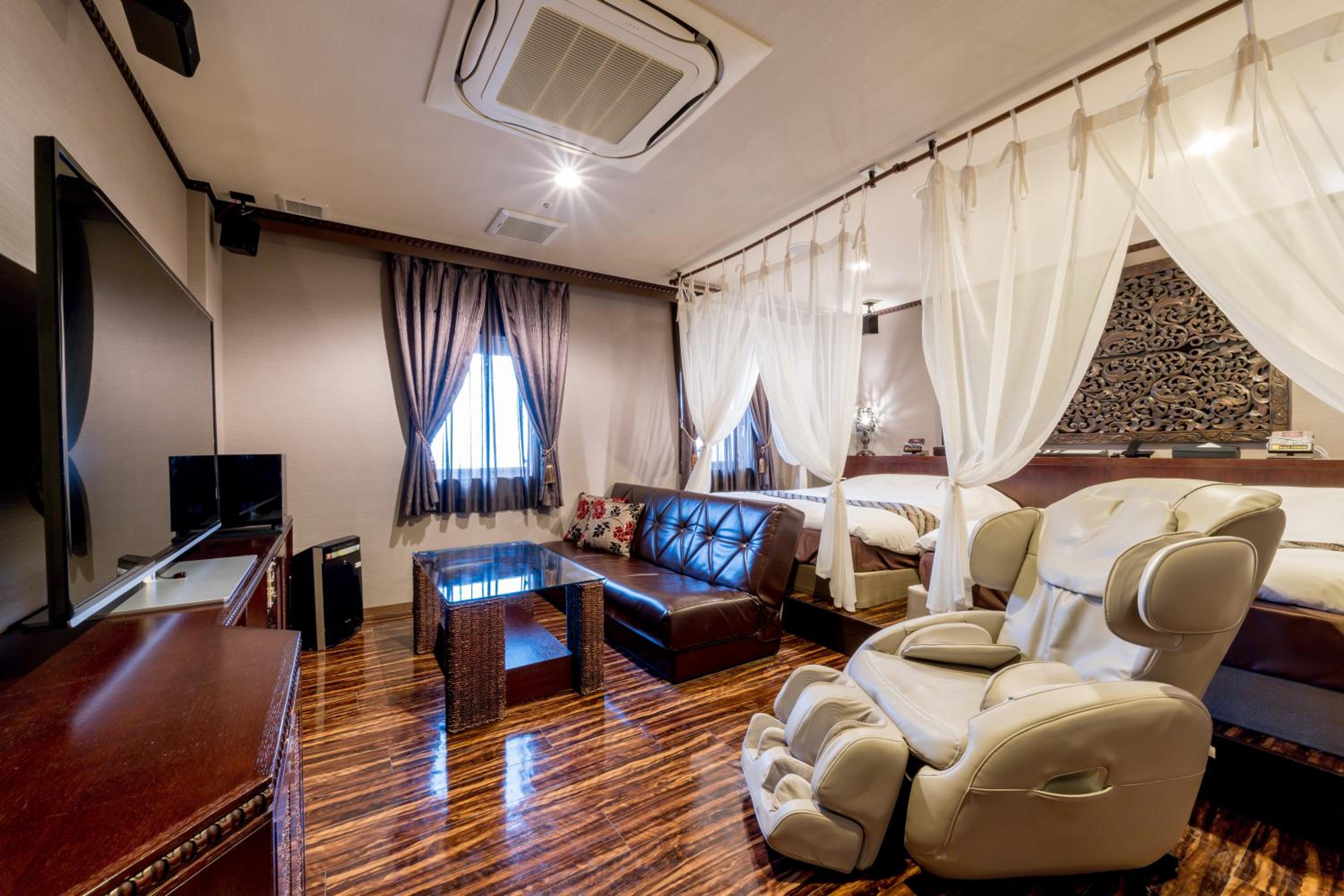 Junior Suite Twin - Non-Smoking - Complimentary Club Lounge Access