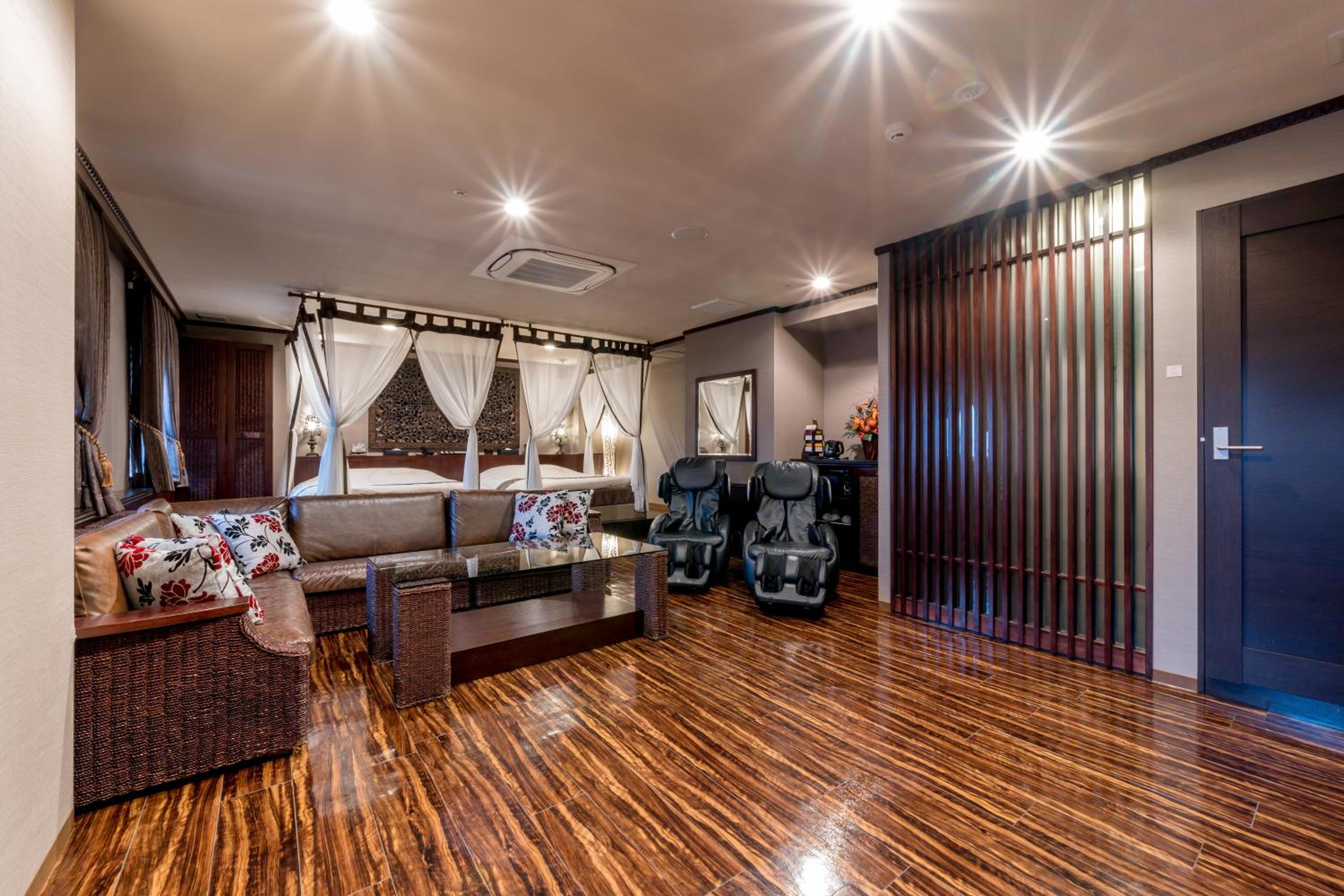 Royal Suite Twin - Non-Smoking - Complimentary Club Lounge Access