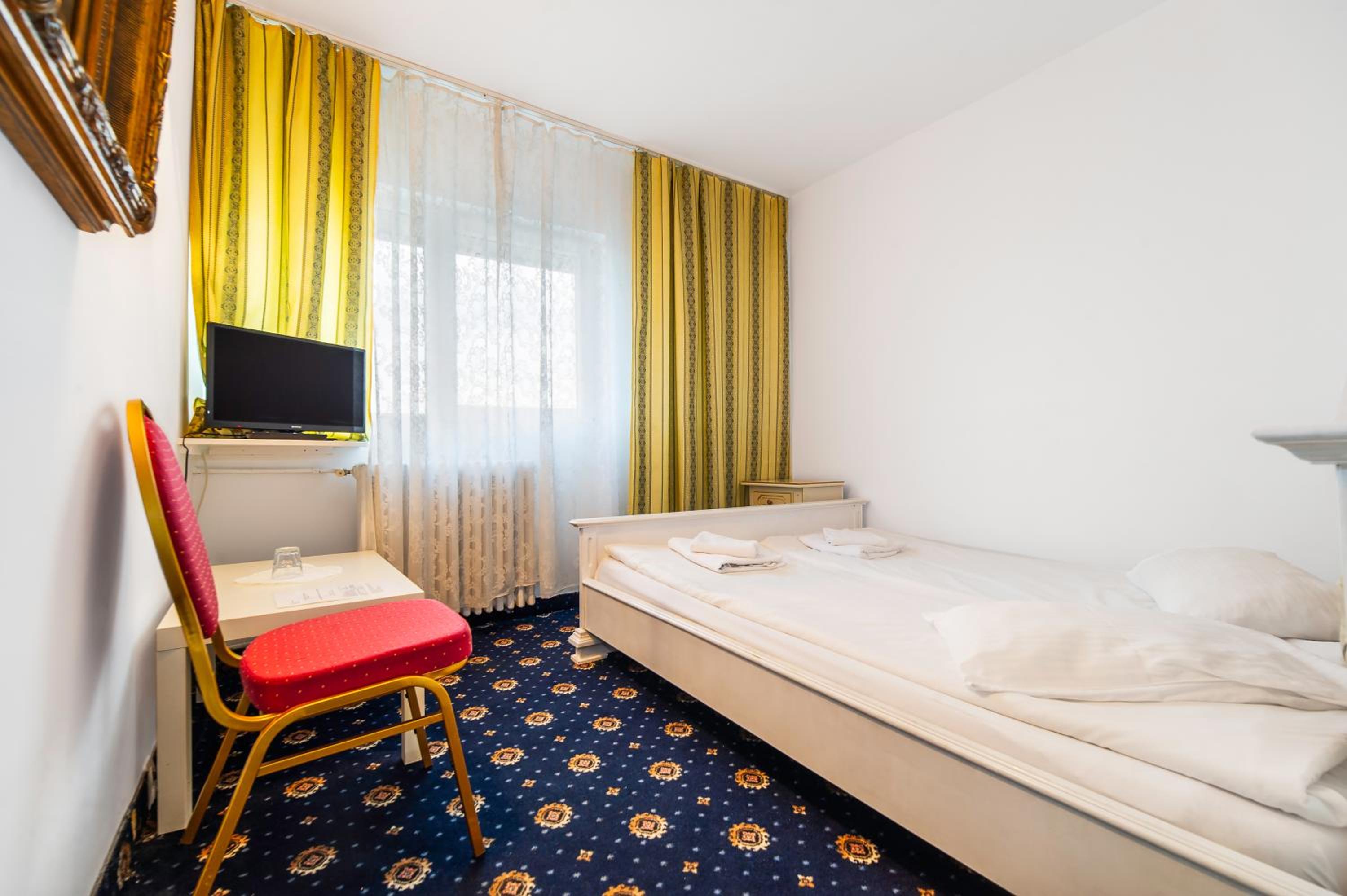 Budget Double Room - Photo 6