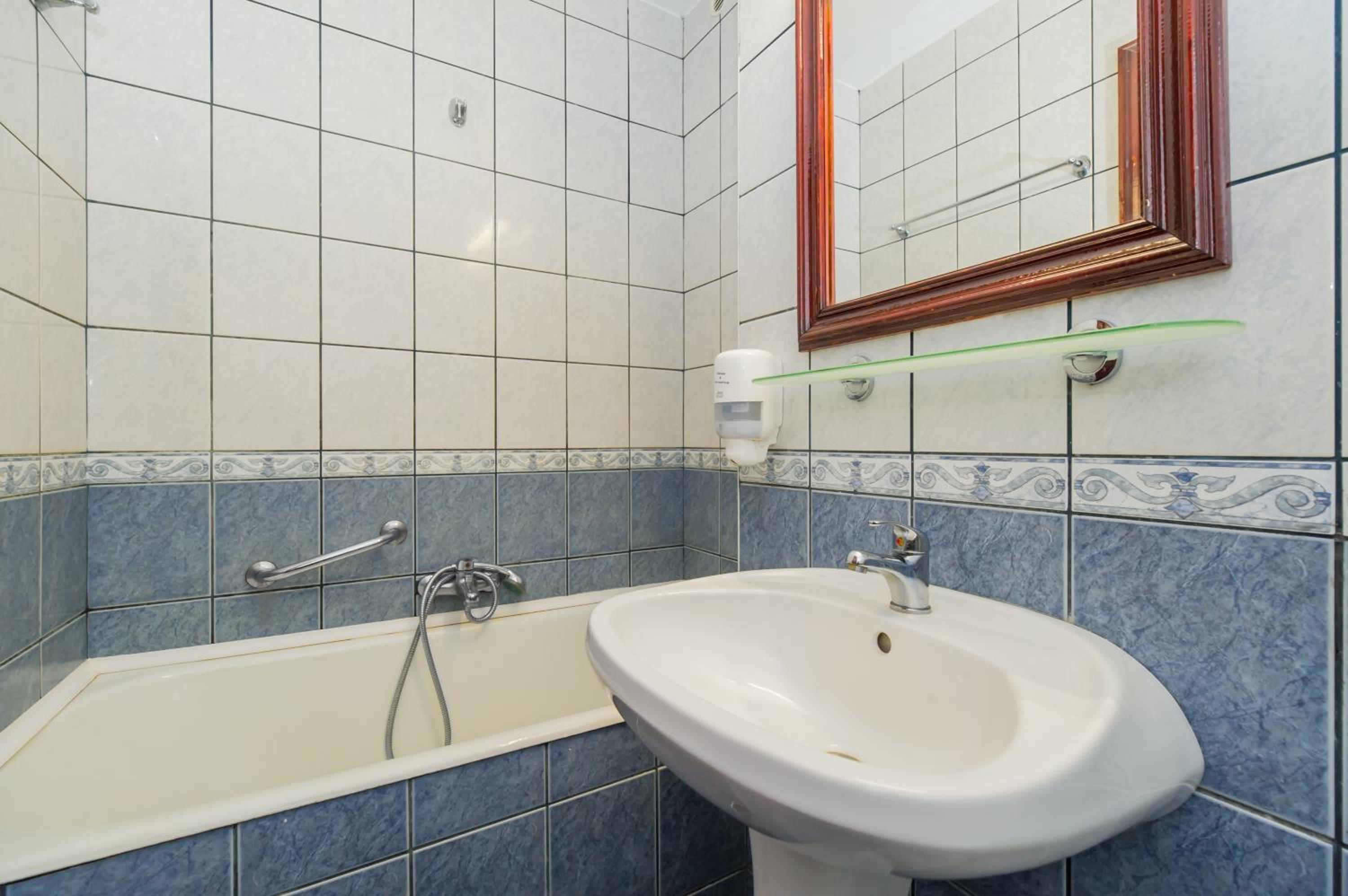 Budget Double Room - Photo 8