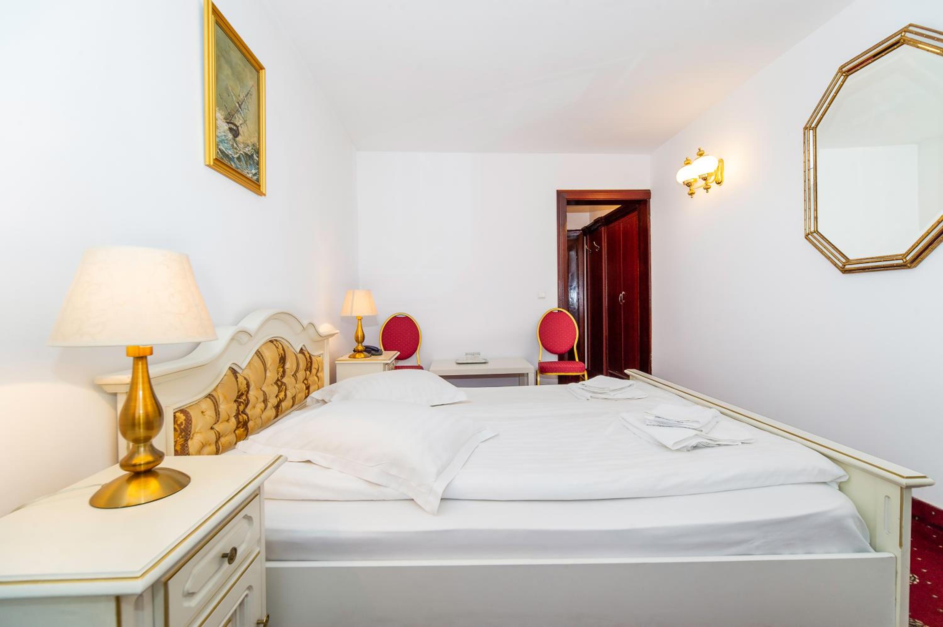 Budget Double Room - Photo 3