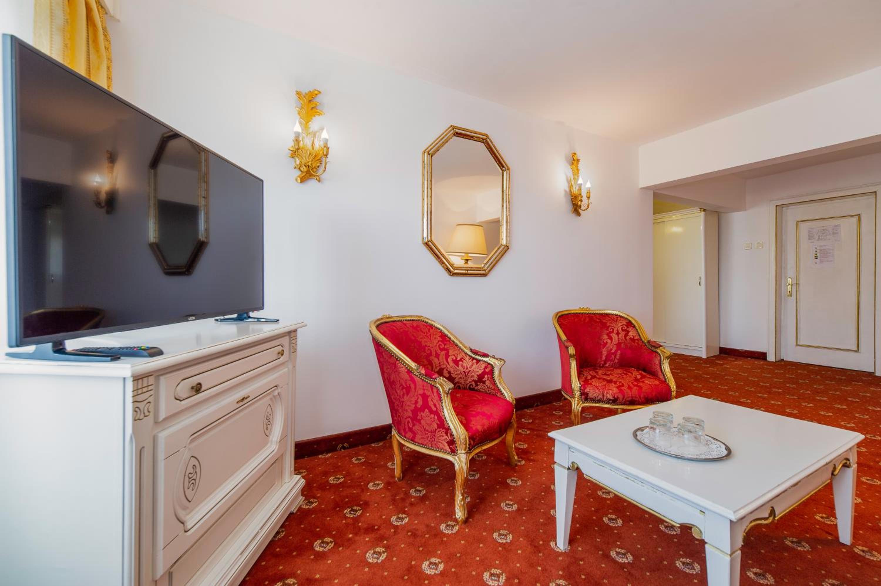 King Suite with AC - Photo 5