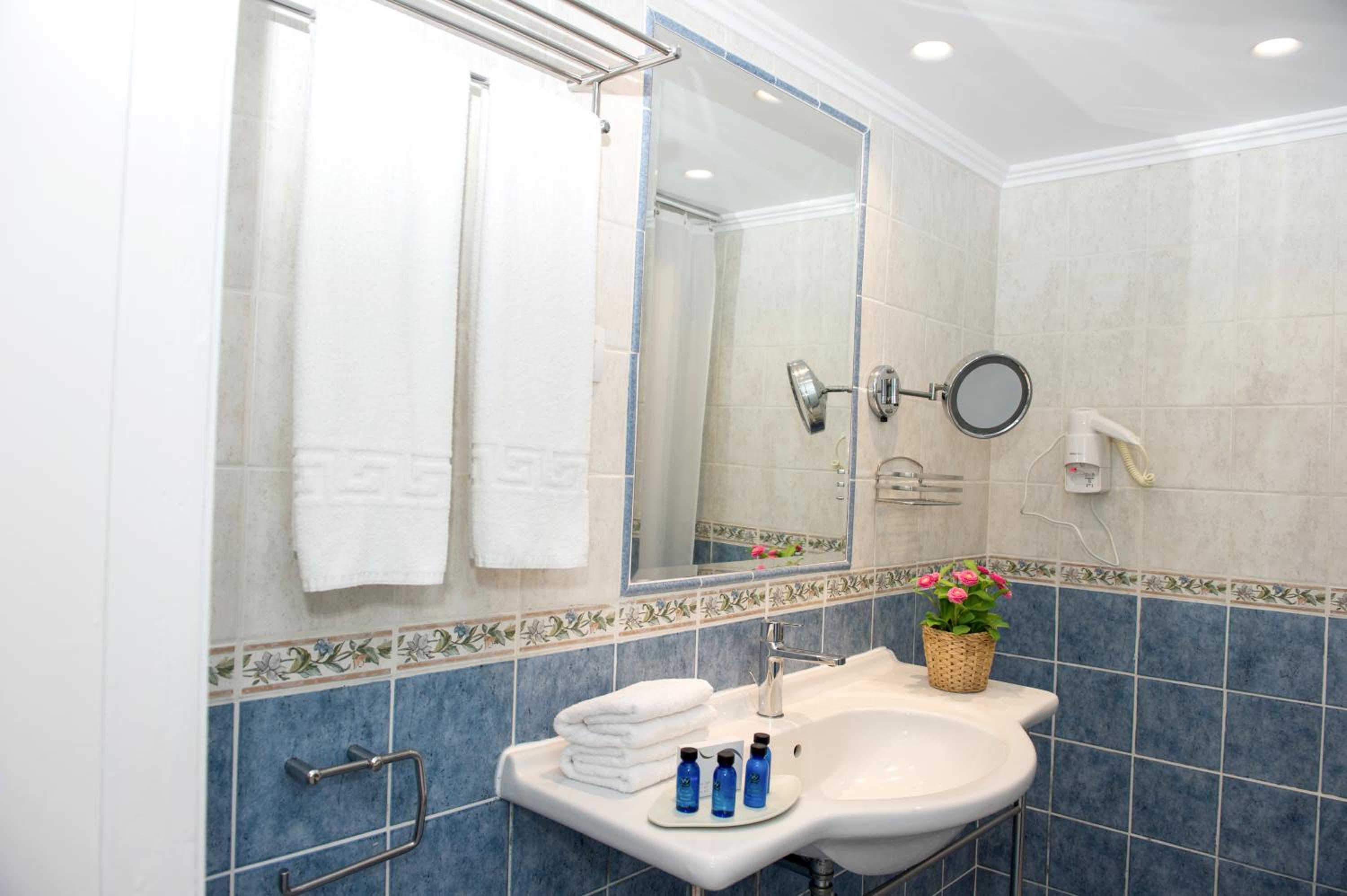 Double or Twin Room with Sea View - Photo 5