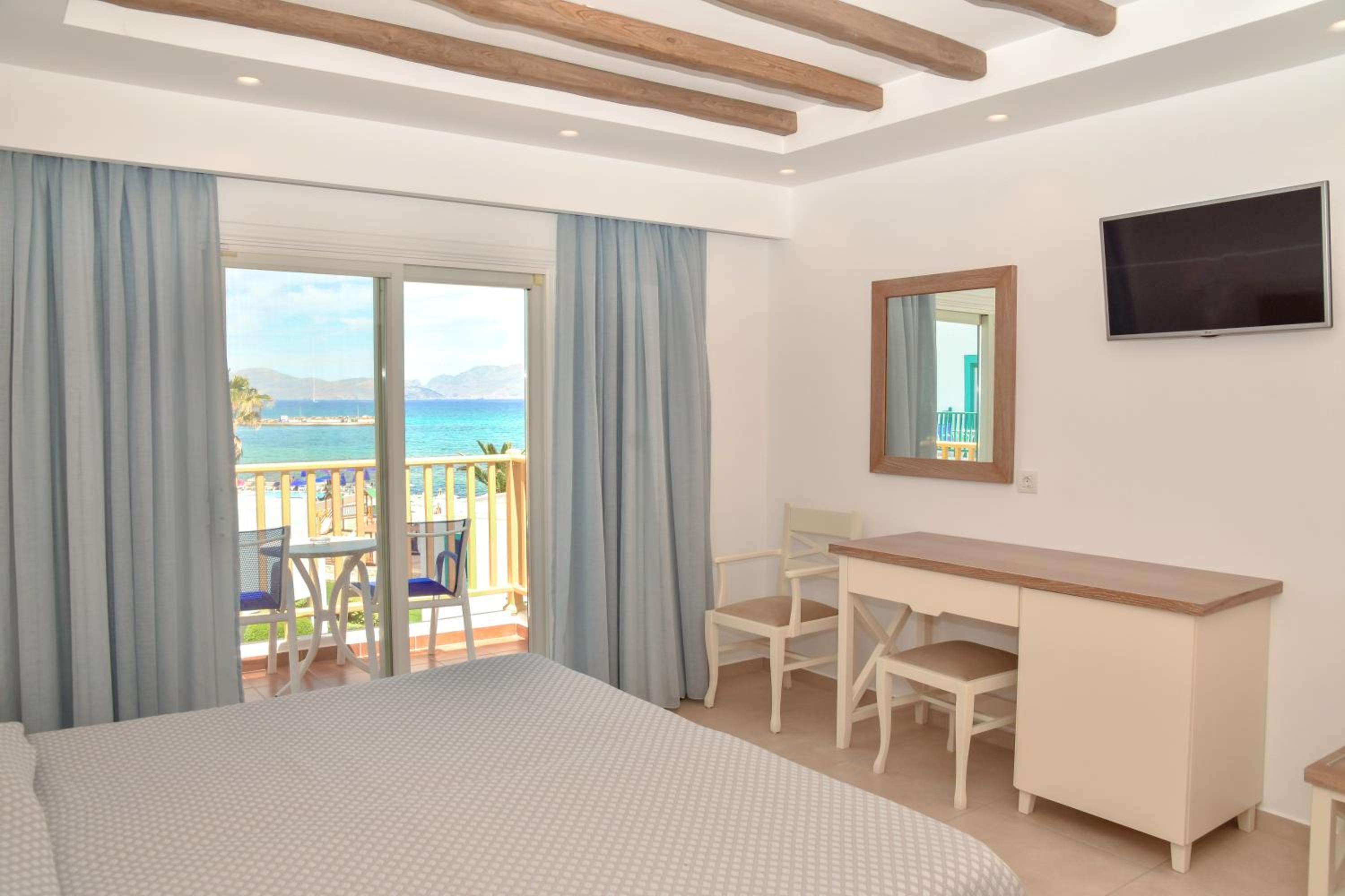 Double or Twin Room with Sea View - Photo 1