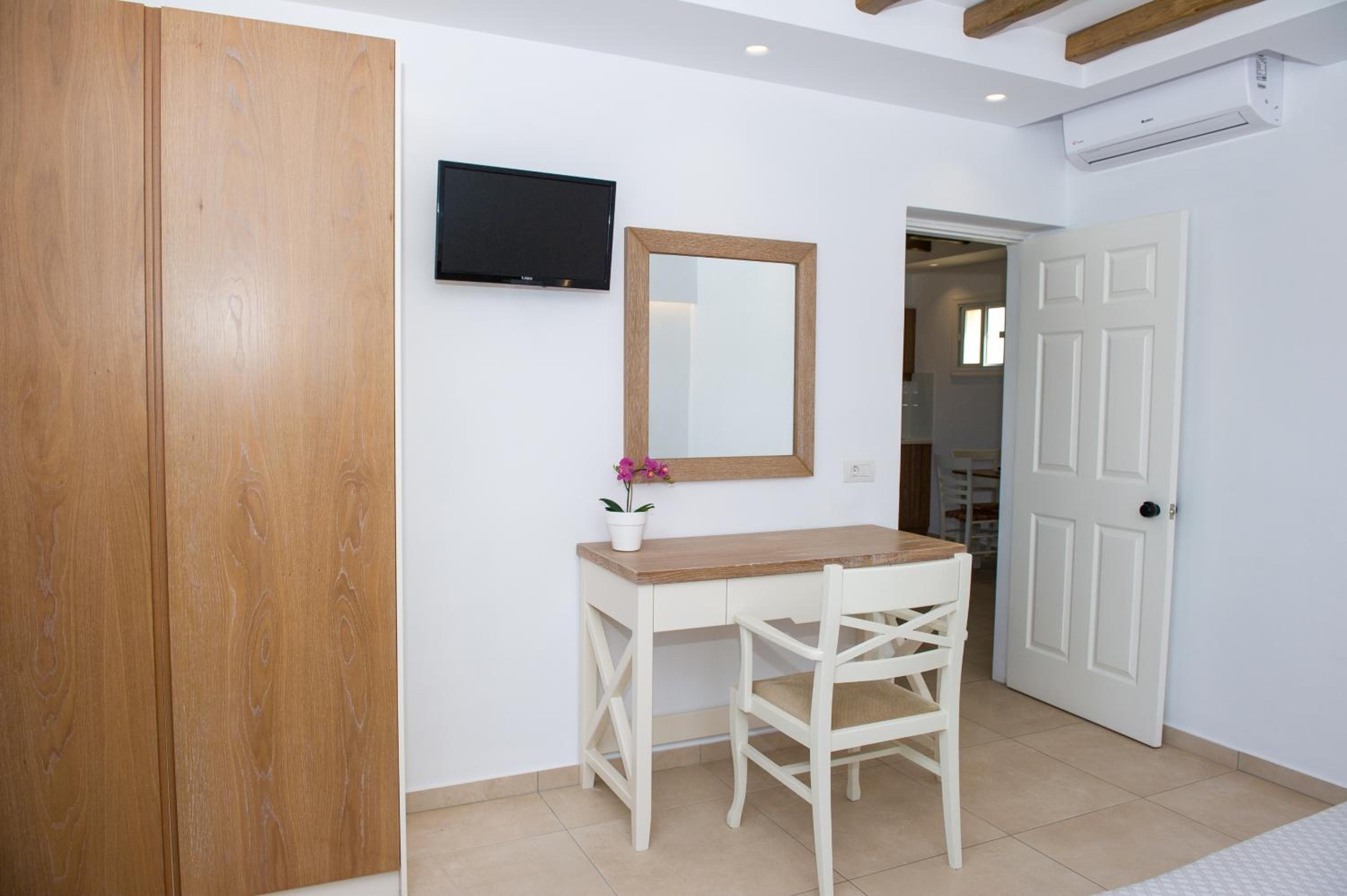 One-Bedroom Apartment - Photo 2