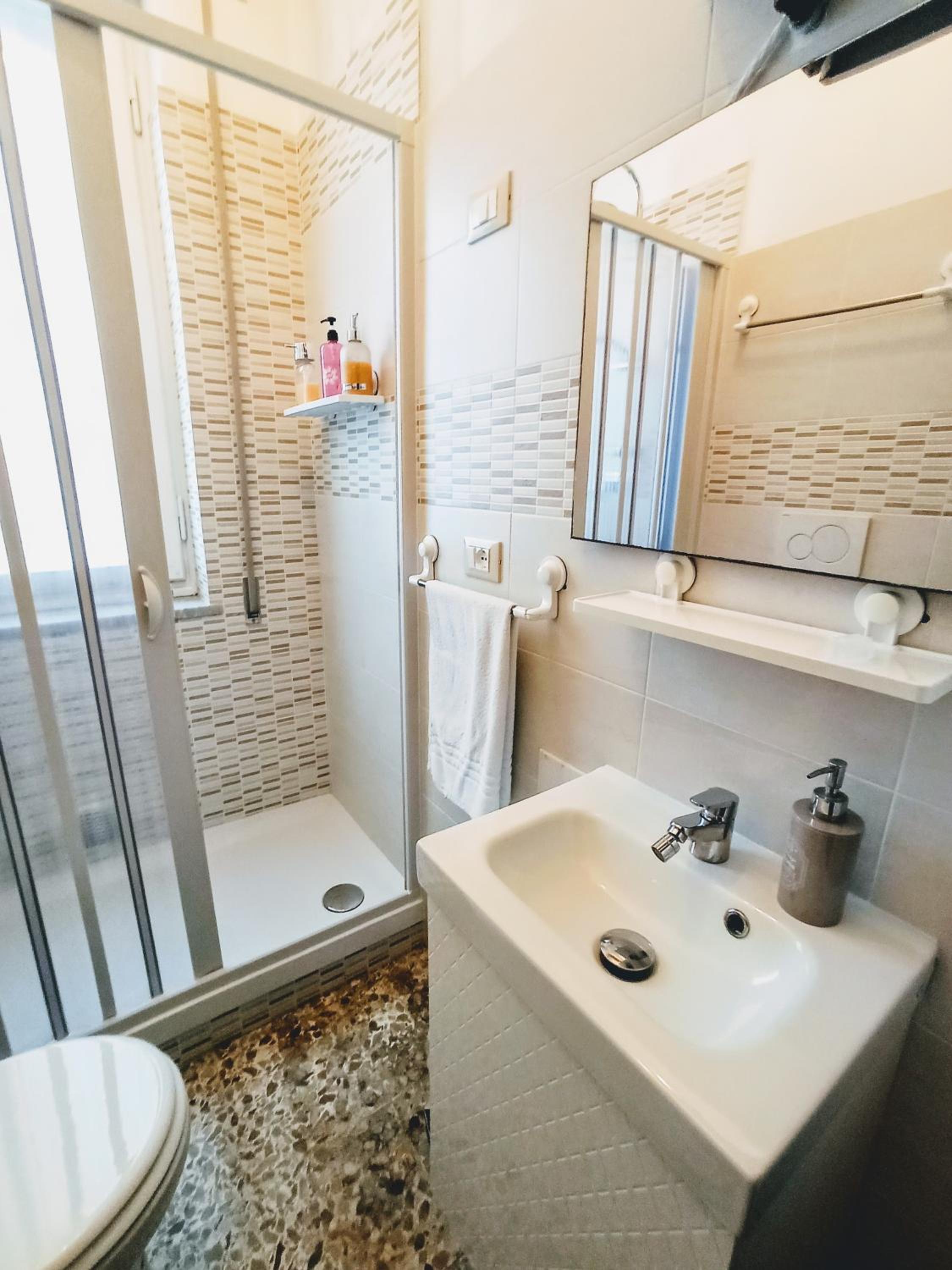  King Room with Private Bathroom photo 3