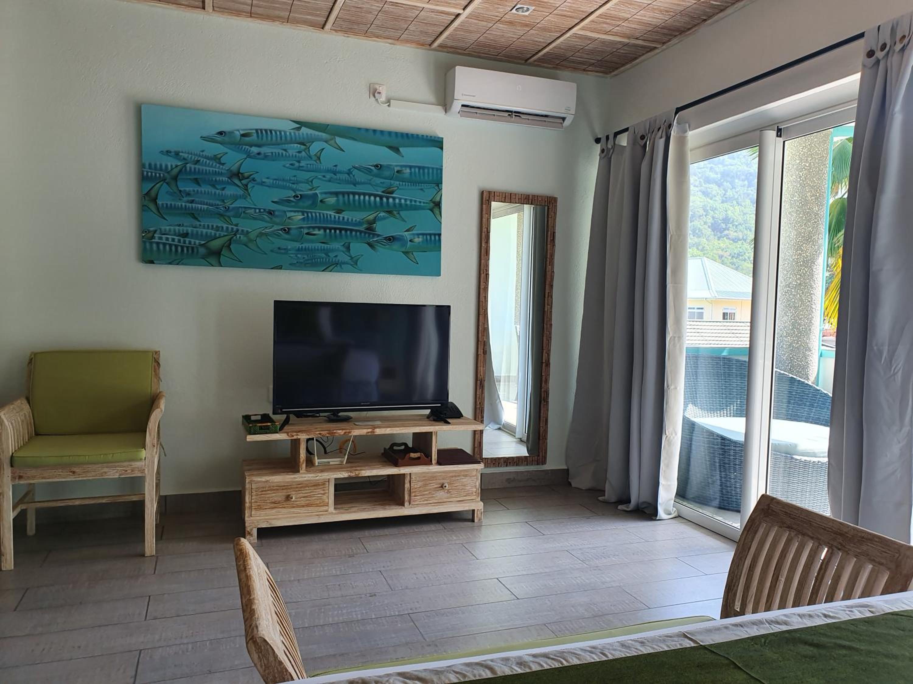 Studio with Mountain View - Photo 3