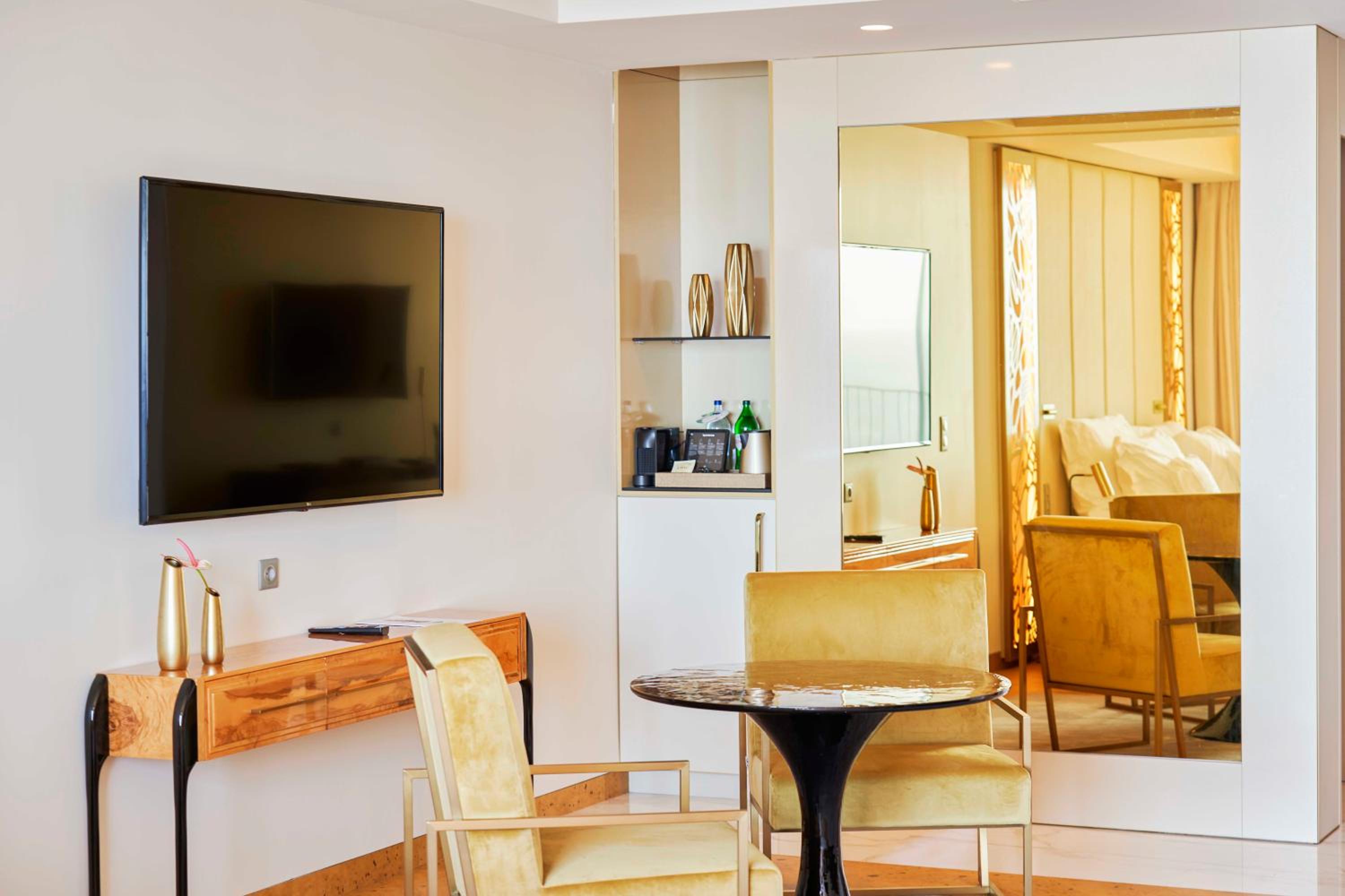 One-Bedroom Family Suite