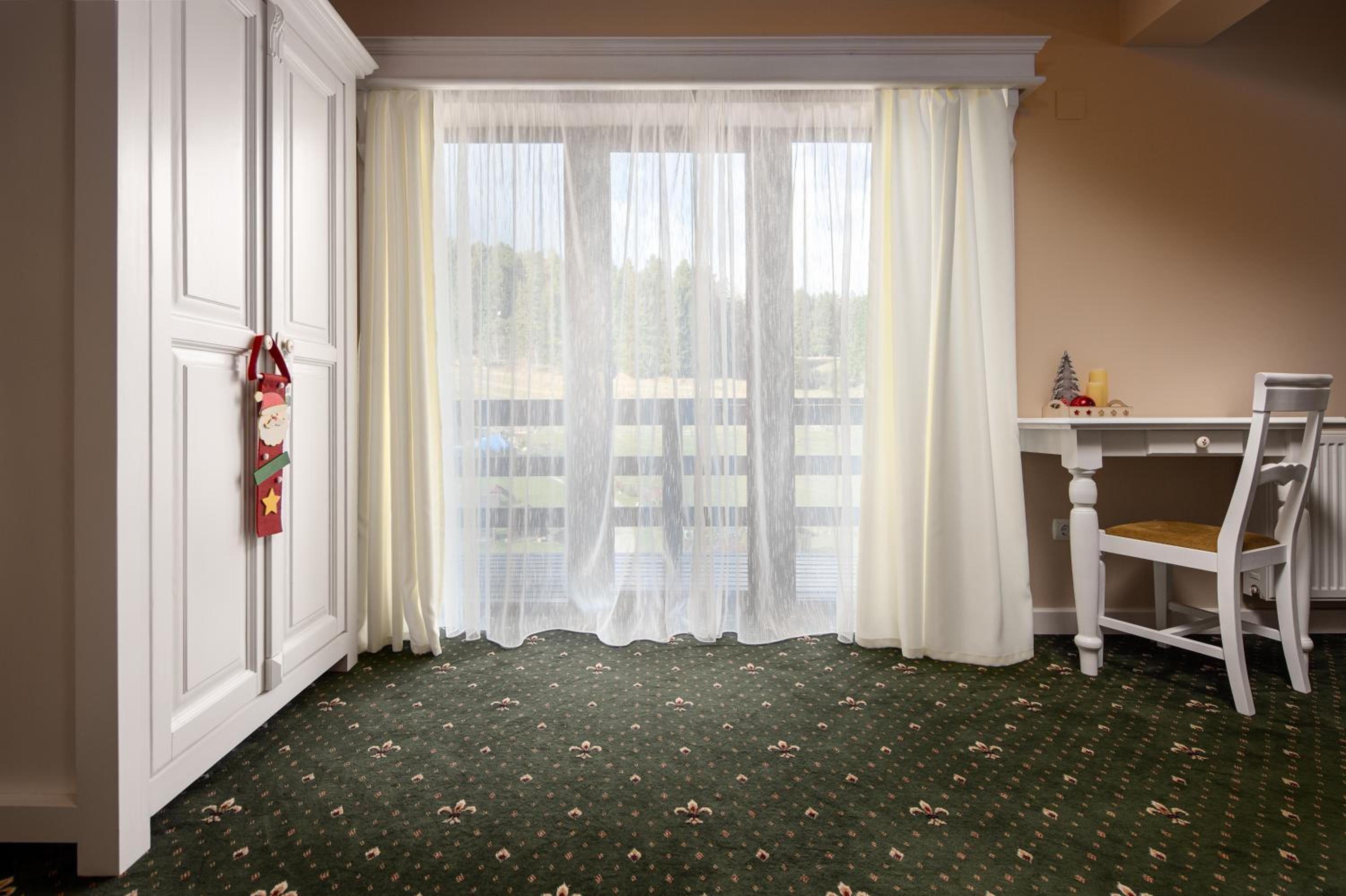 Family Room with Mountain View photo 1