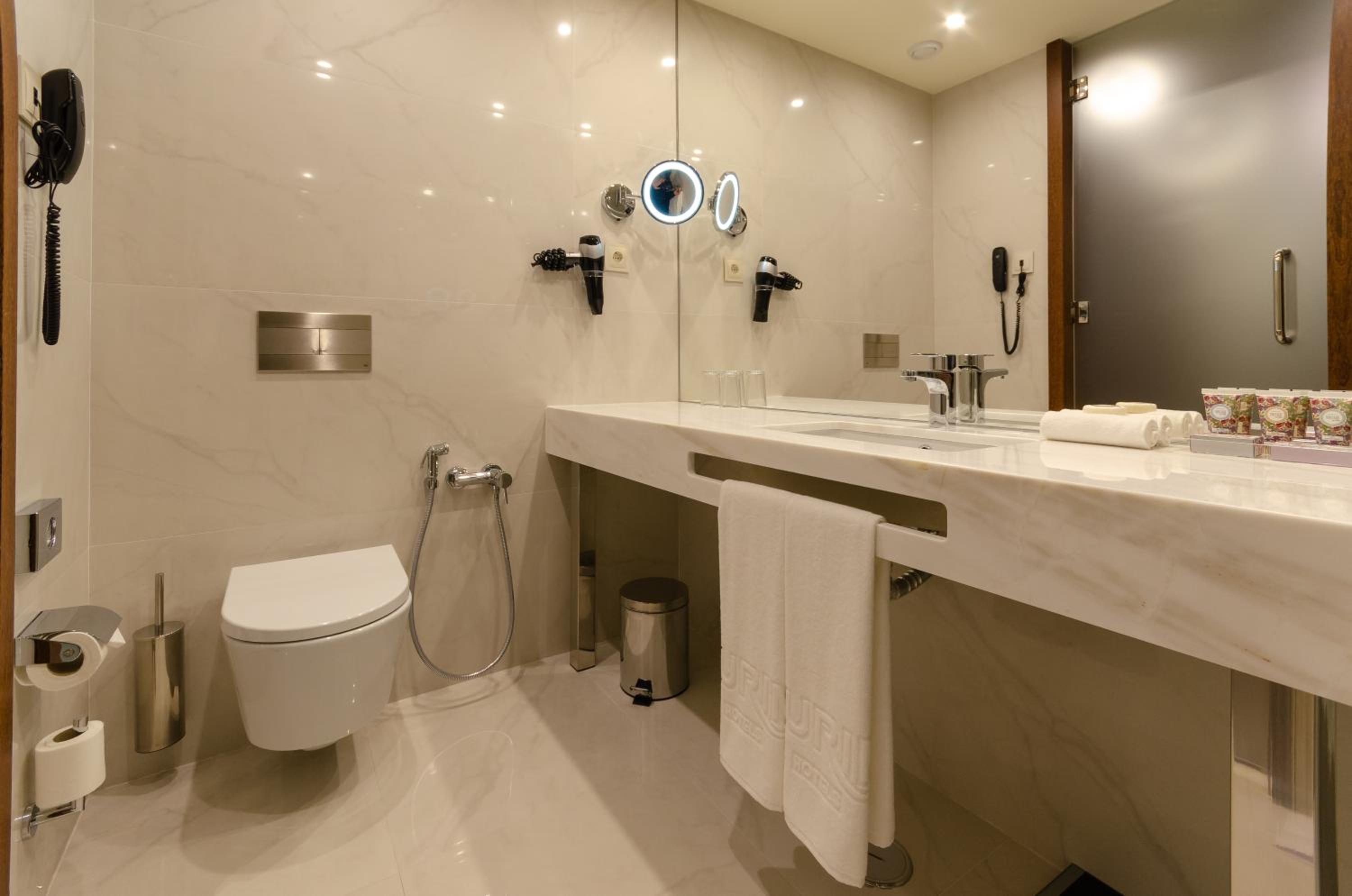 Deluxe Twin Room with Avenue View - Photo 9