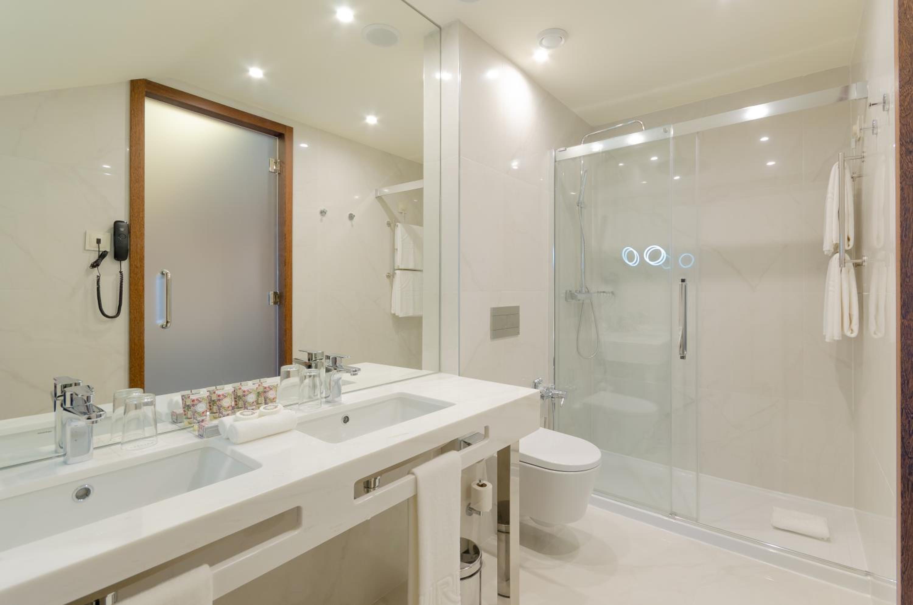 Deluxe Twin Room with Avenue View - Photo 3
