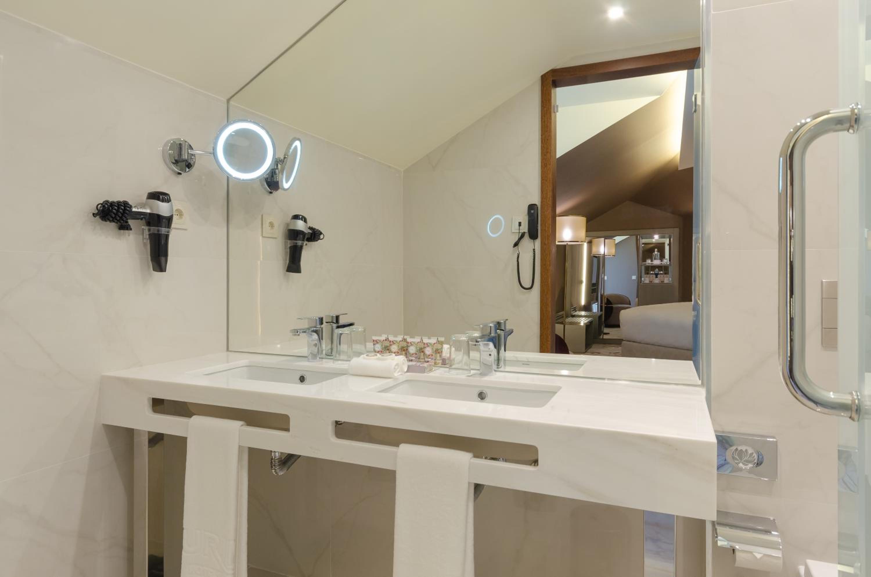 Deluxe Twin Room with Avenue View - Photo 8