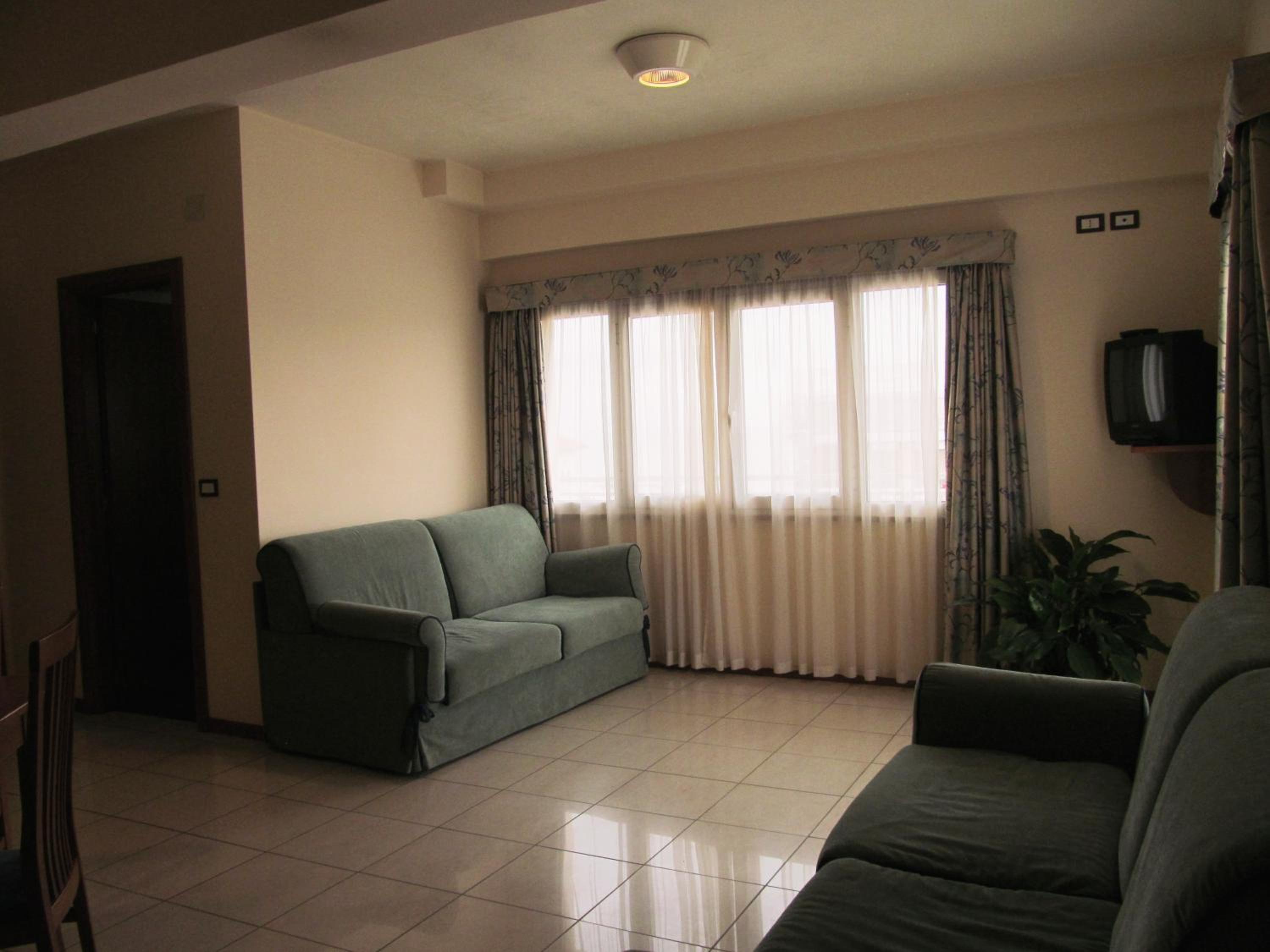 Family Room (2 Adults + 1 Child)
