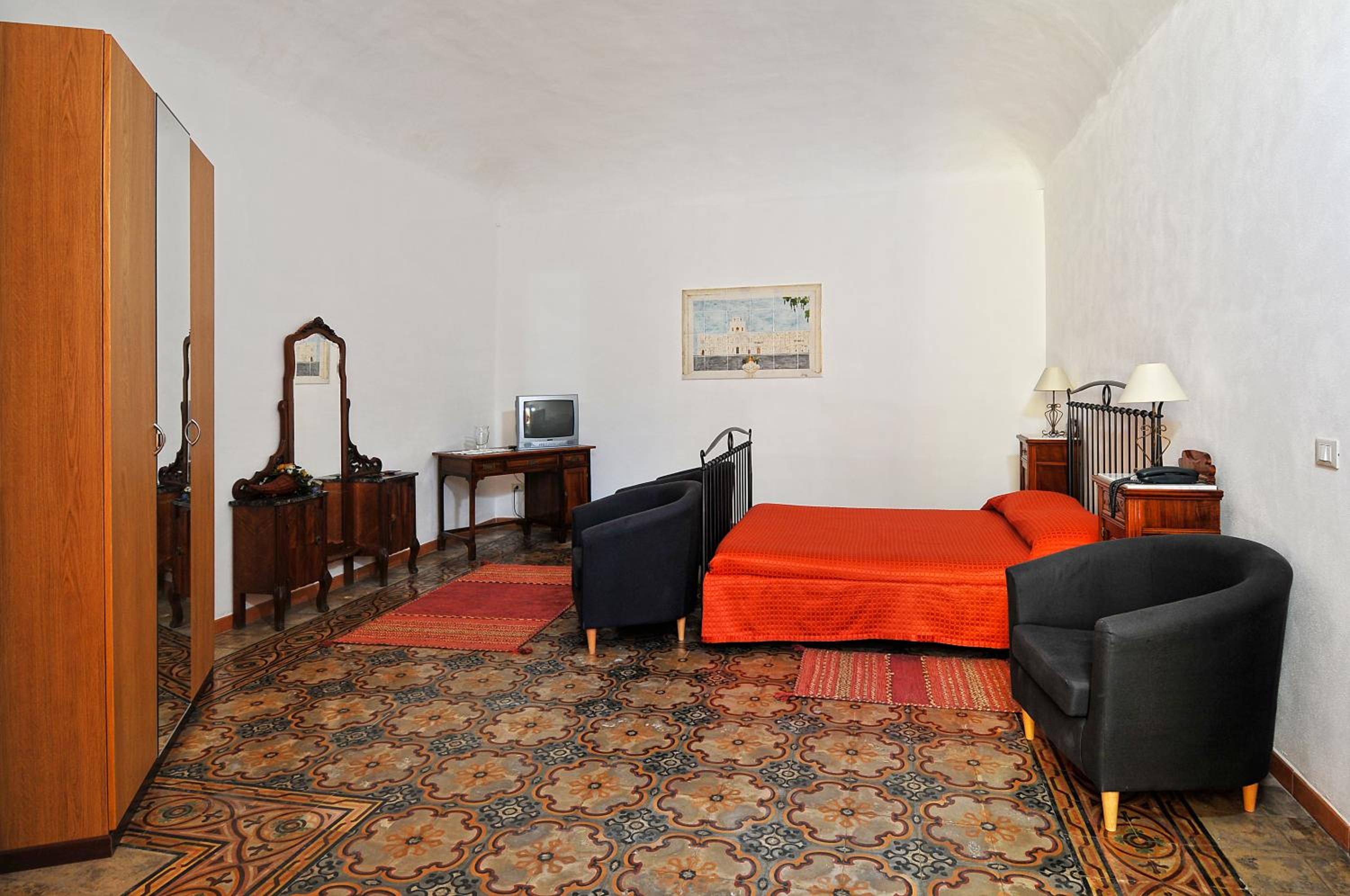 Suite - Photo 1