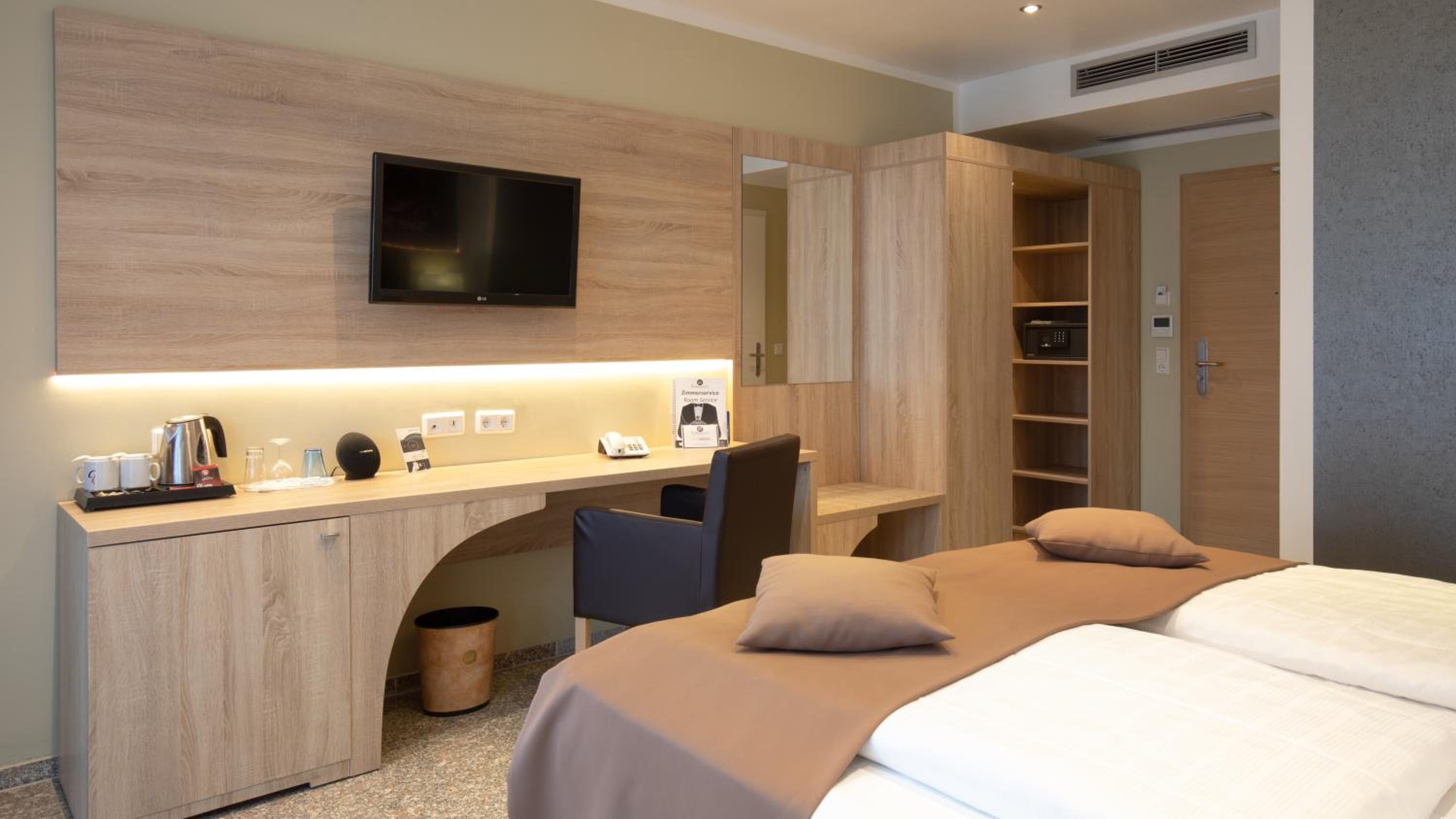 Deluxe Double or Twin Room - Photo 12