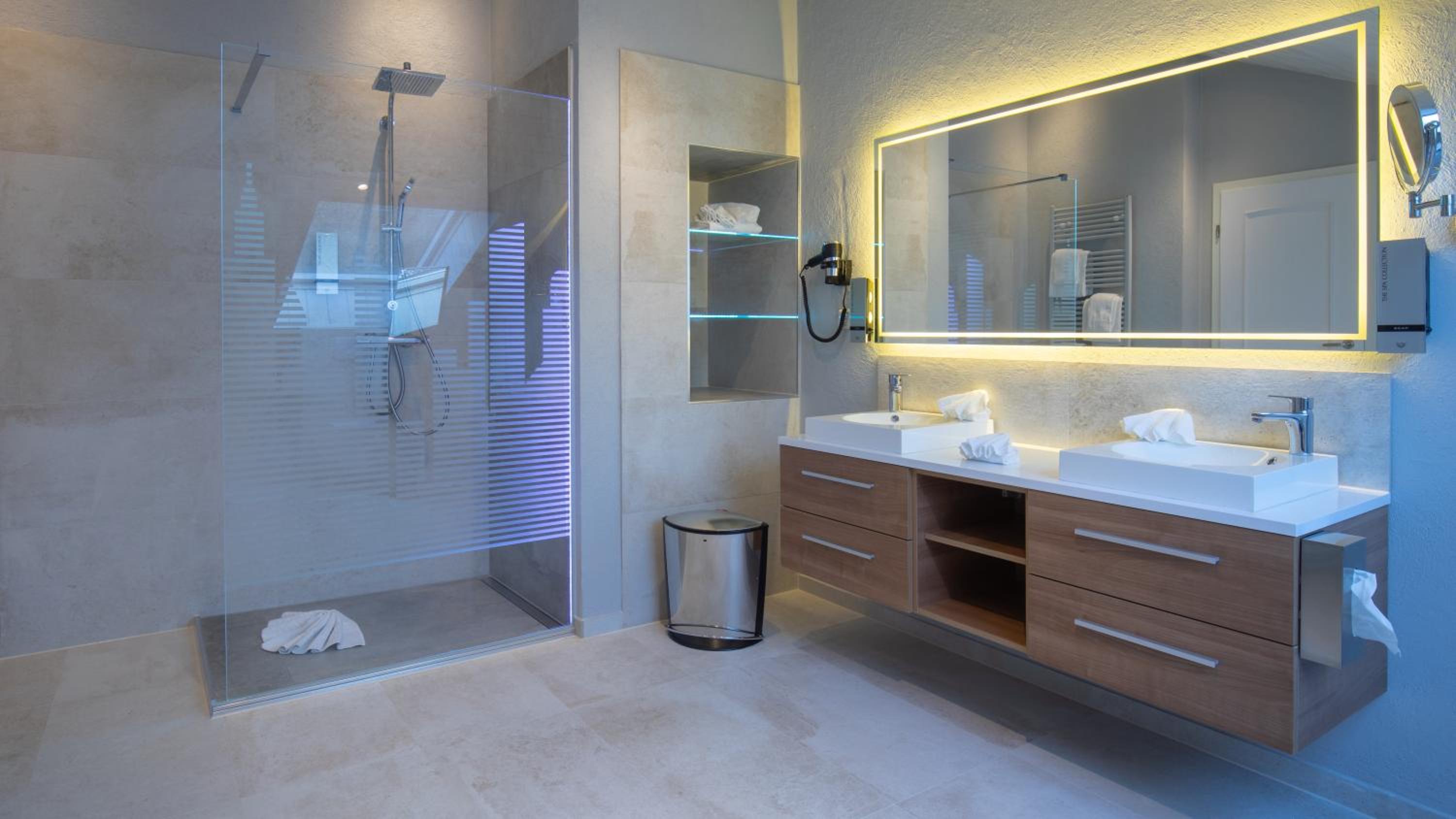 Suite - Photo 3
