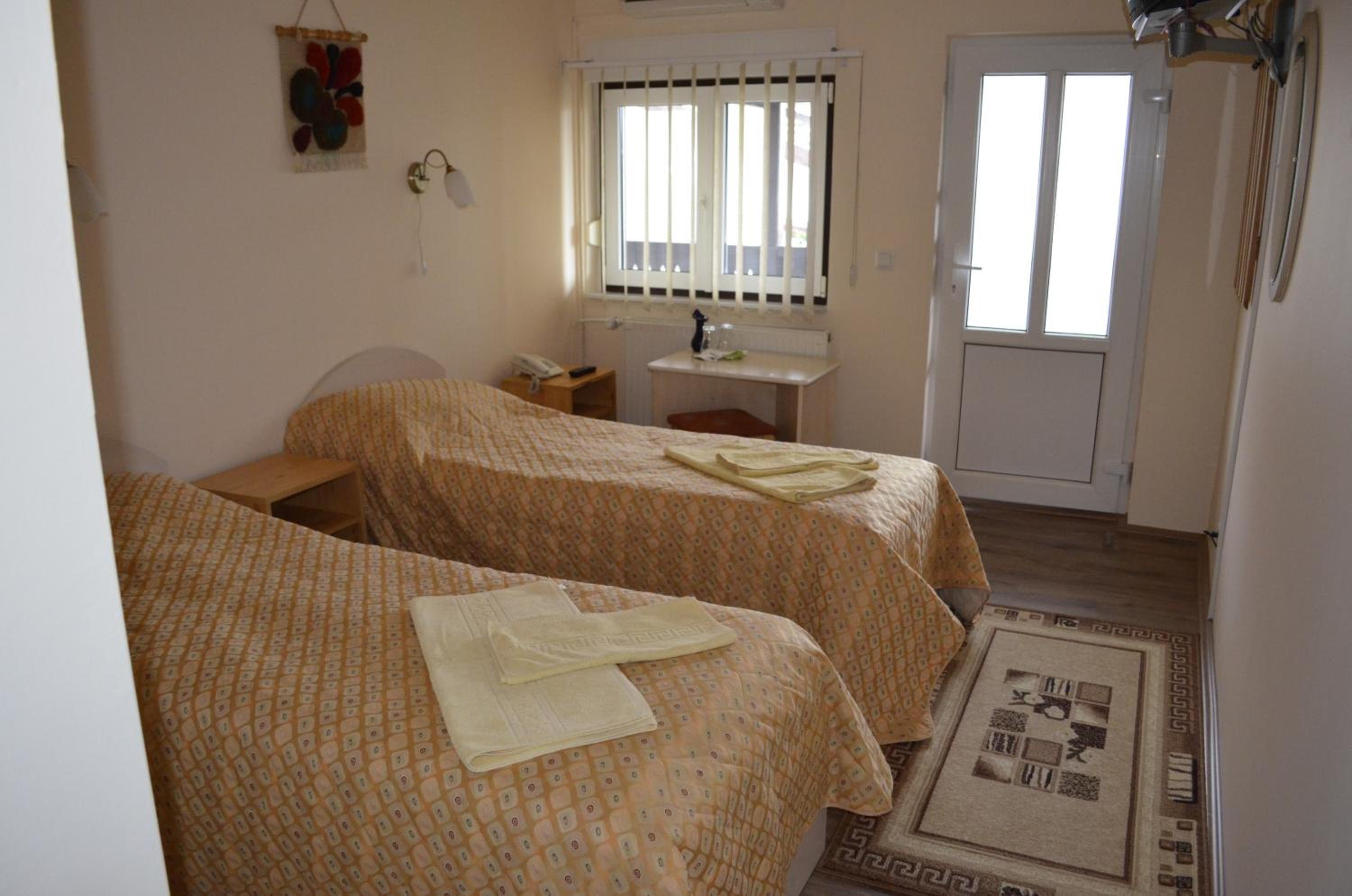 Twin Room - Photo 11