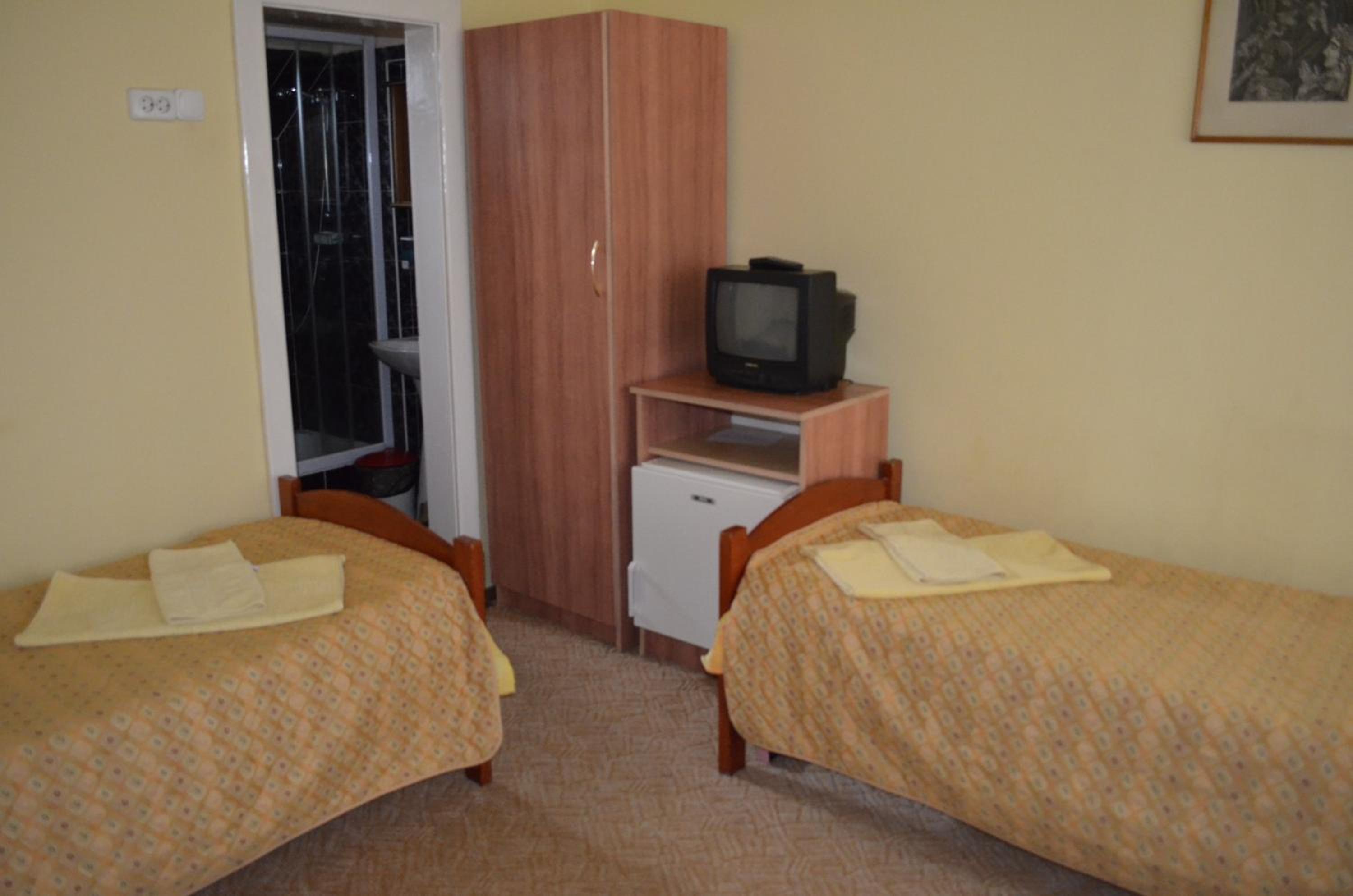 Twin Room - Photo 9