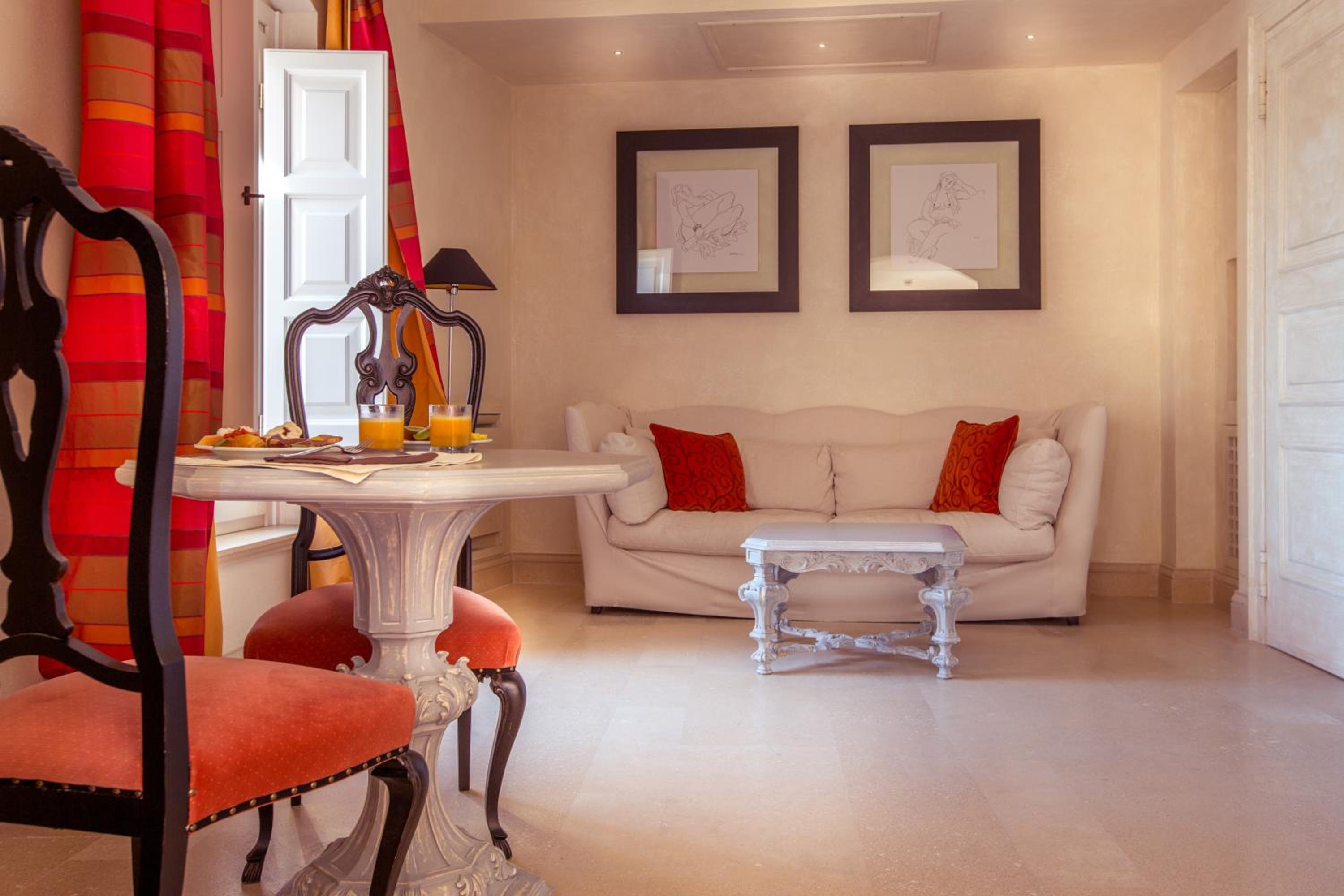 Suite - Photo 1