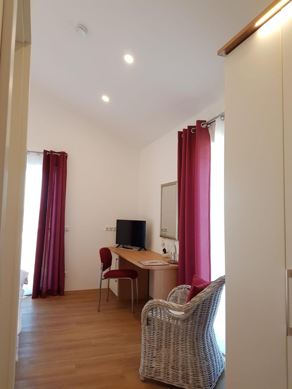 Deluxe King Room photo 3