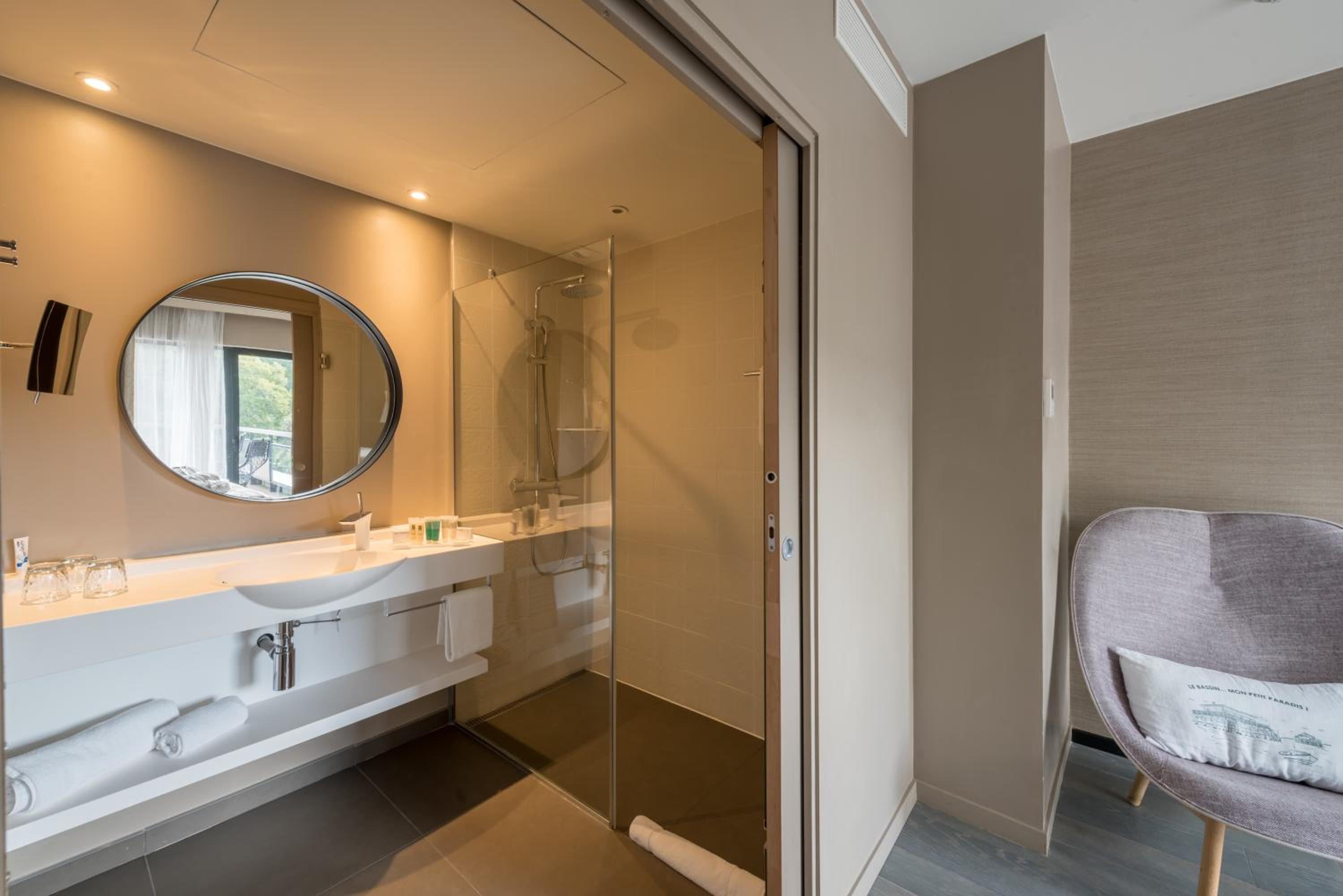 Deluxe Suite with Spa Bath - Photo 2