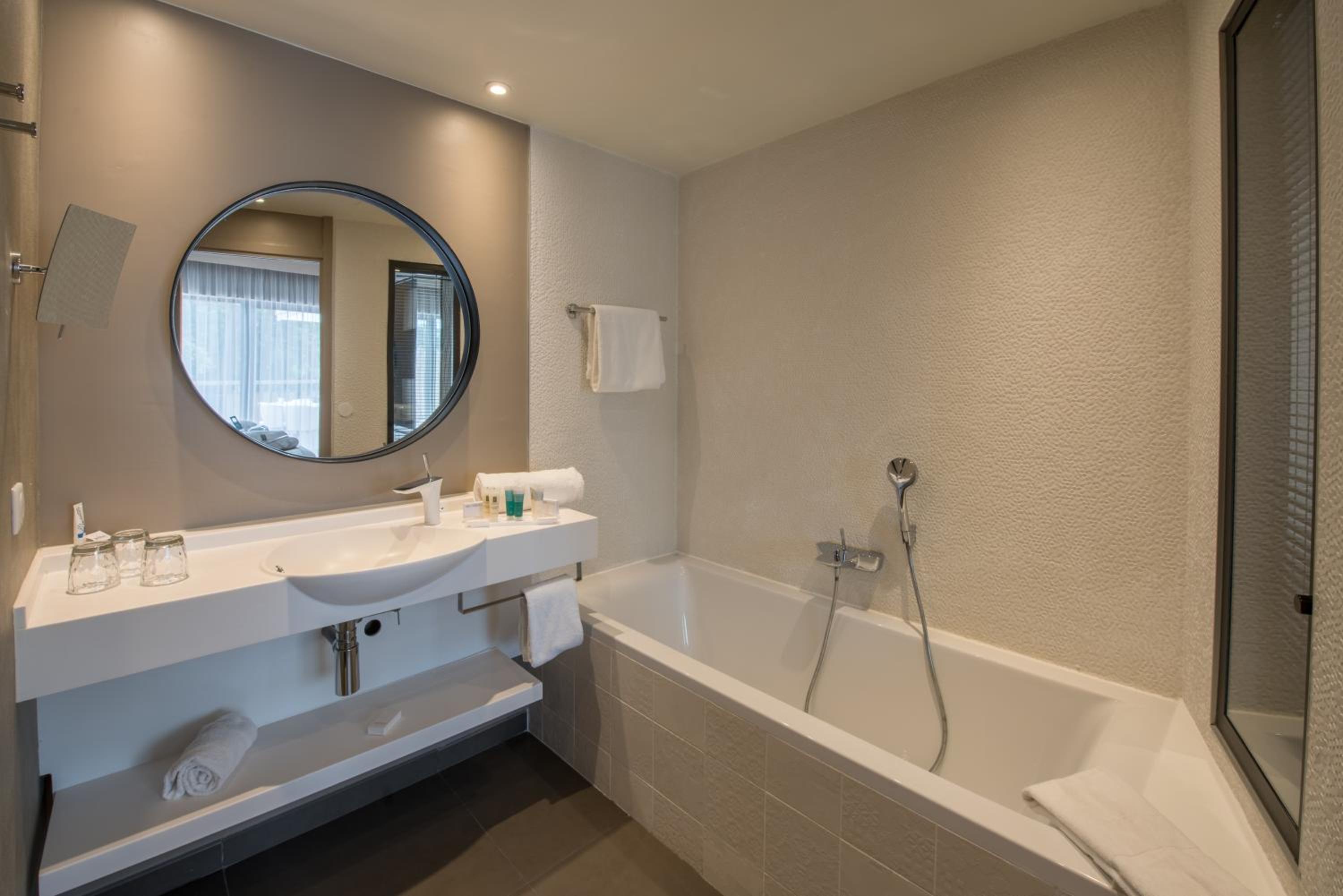 Deluxe Suite with Spa Bath - Photo 4