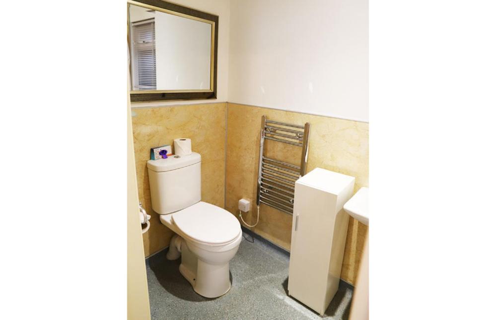 #2 King/ Twin Ensuite - Ground Floor photo 3