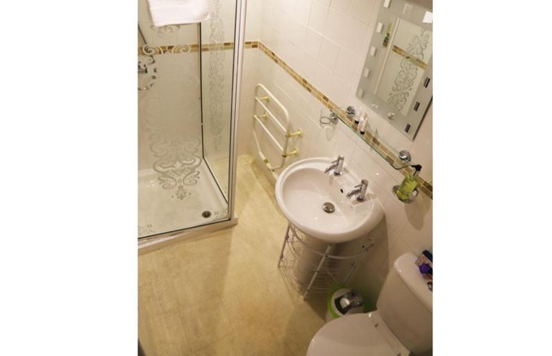 #3 Single ensuite photo 2