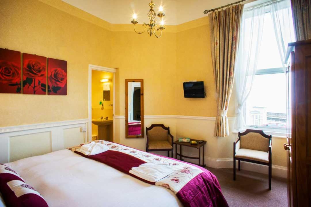 #4 Sea View King/Twin Ensuite photo 3