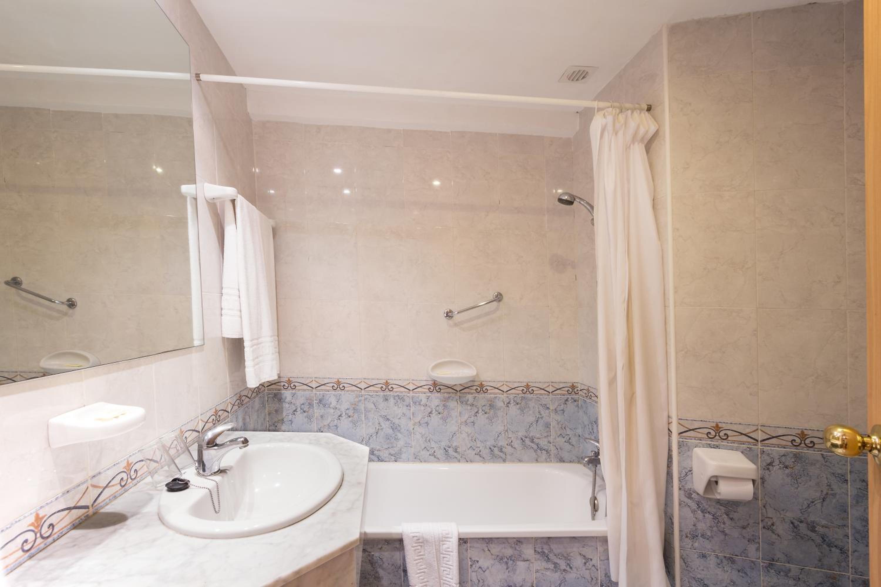 Double or Twin Room - Photo 5