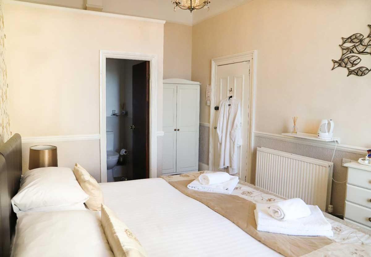 #6 Sea View -  Twin/ King Ensuite photo 2