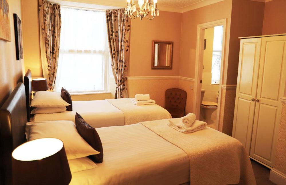 #7 King/Twin Ensuite photo 2