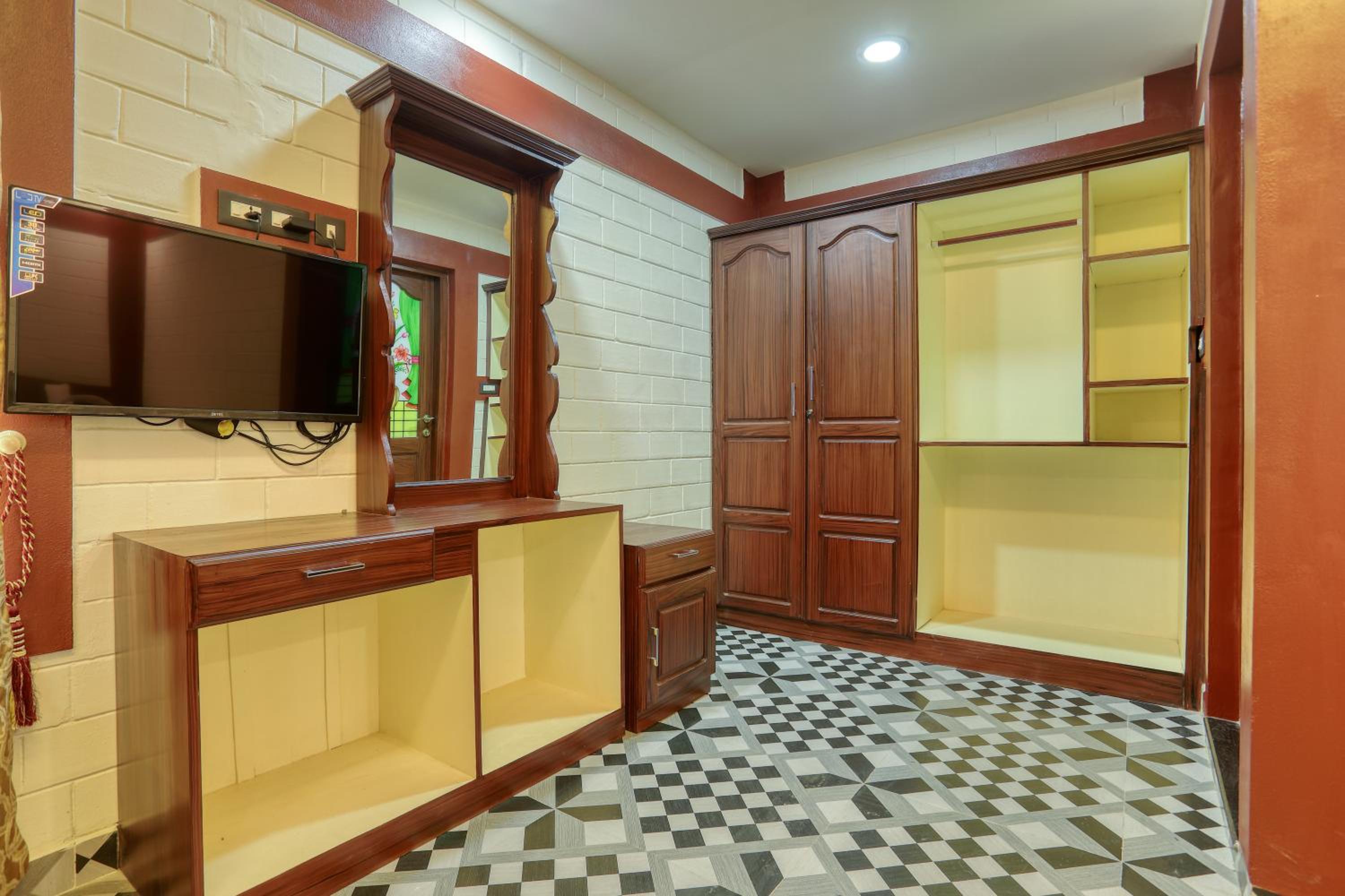 Deluxe King Suite photo 2