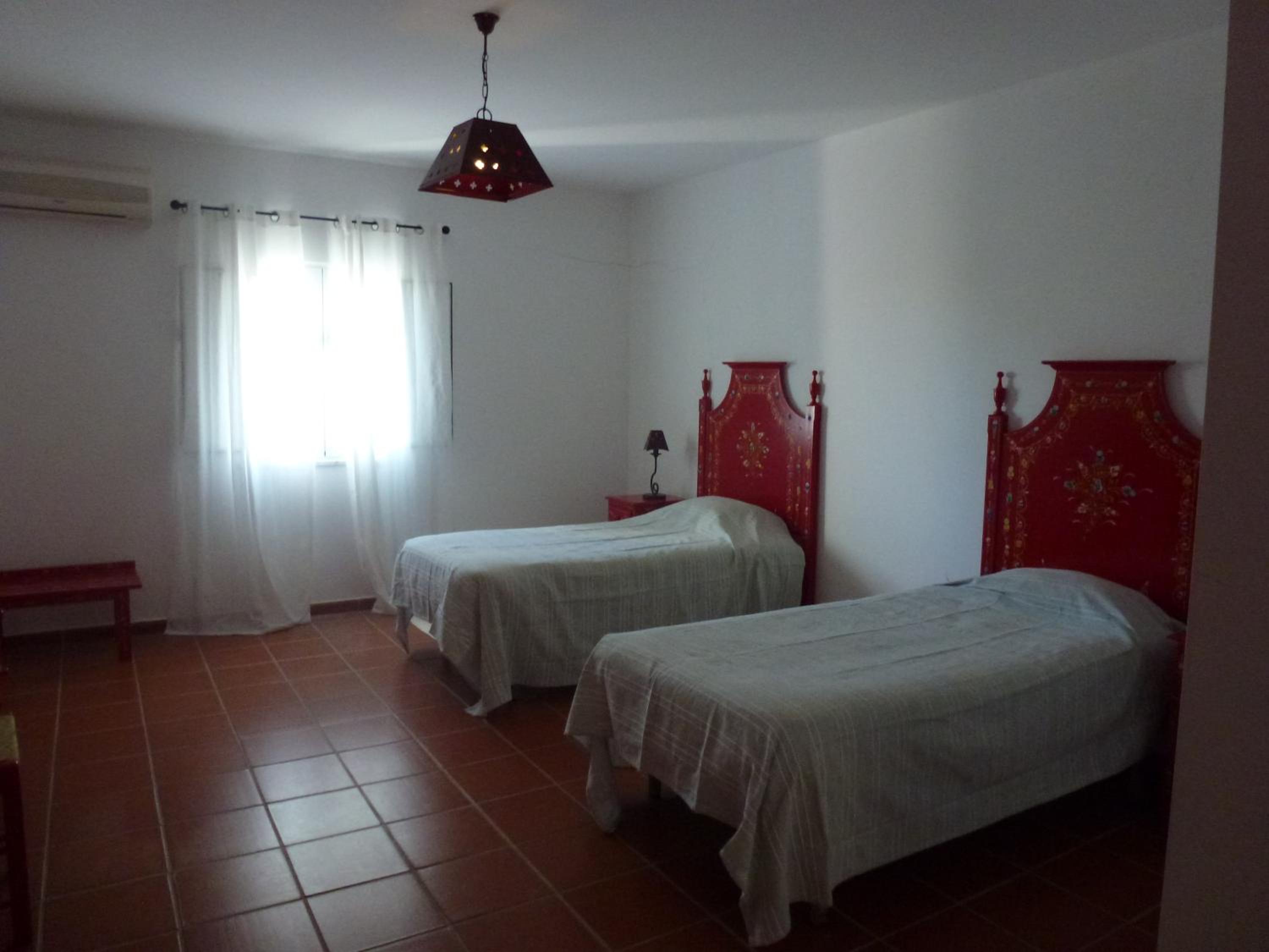 Twin Room - Photo 9