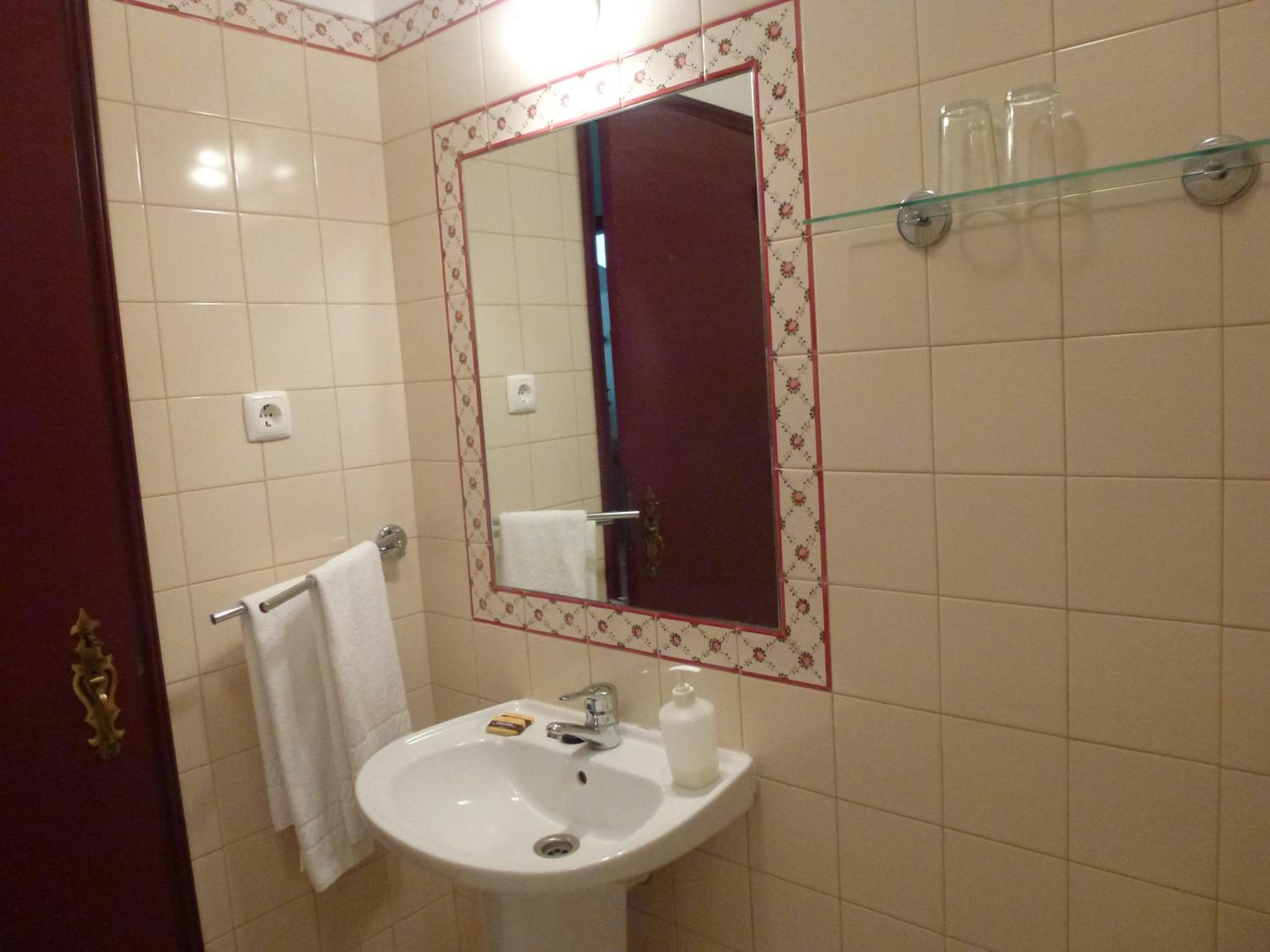 Standard Double Room - Photo 2