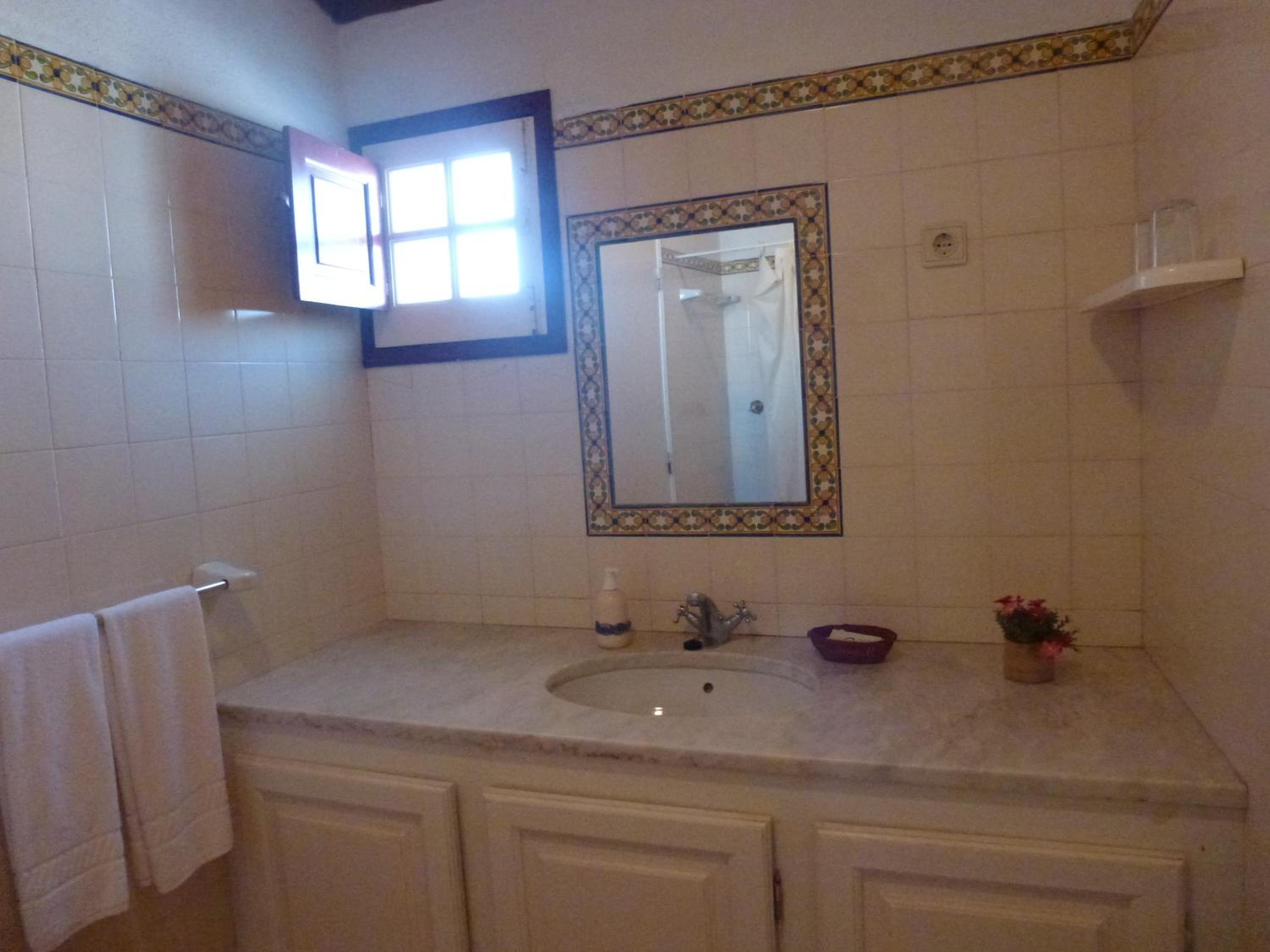 Twin Room - Photo 8