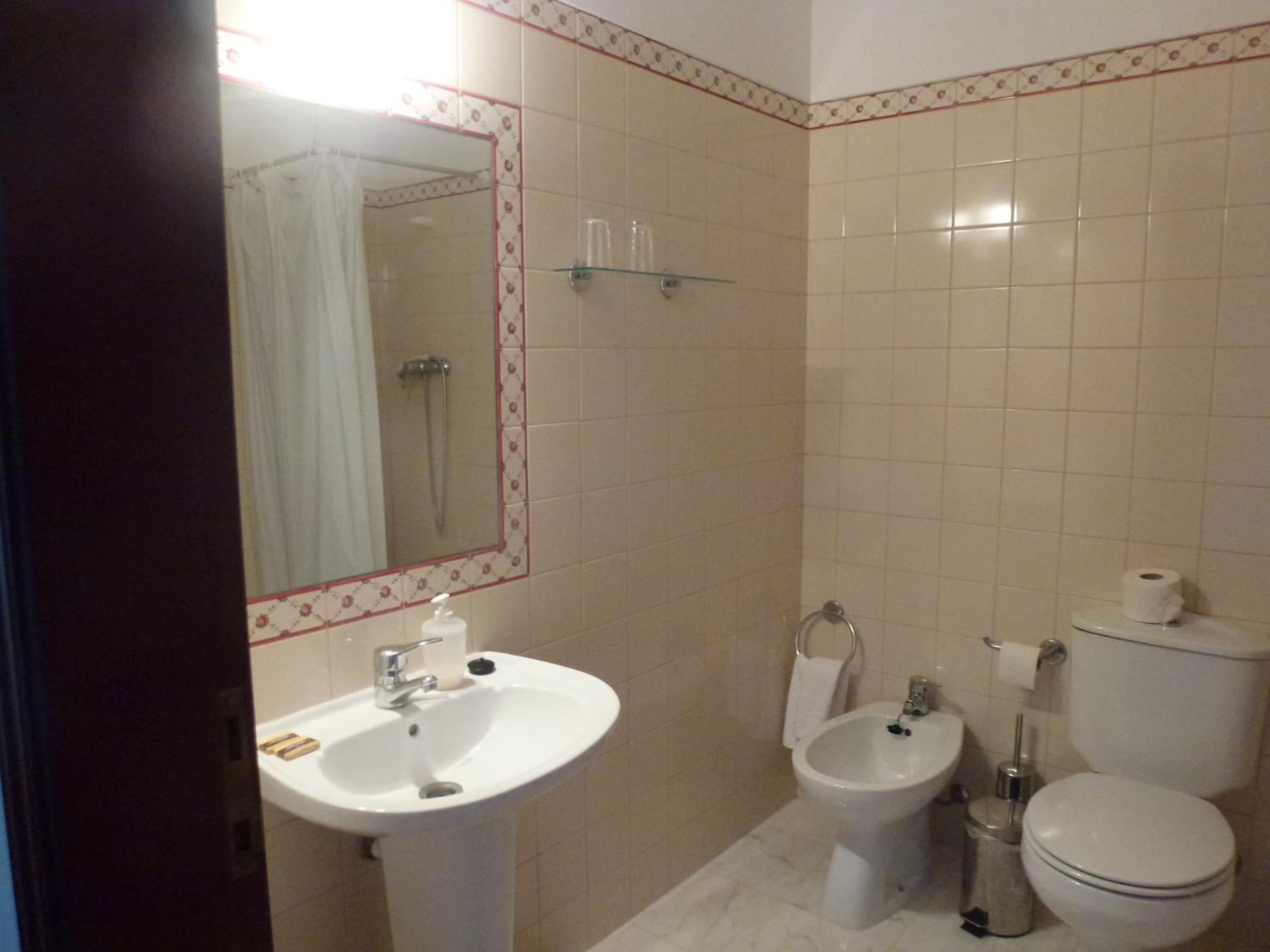 Standard Double Room - Photo 5