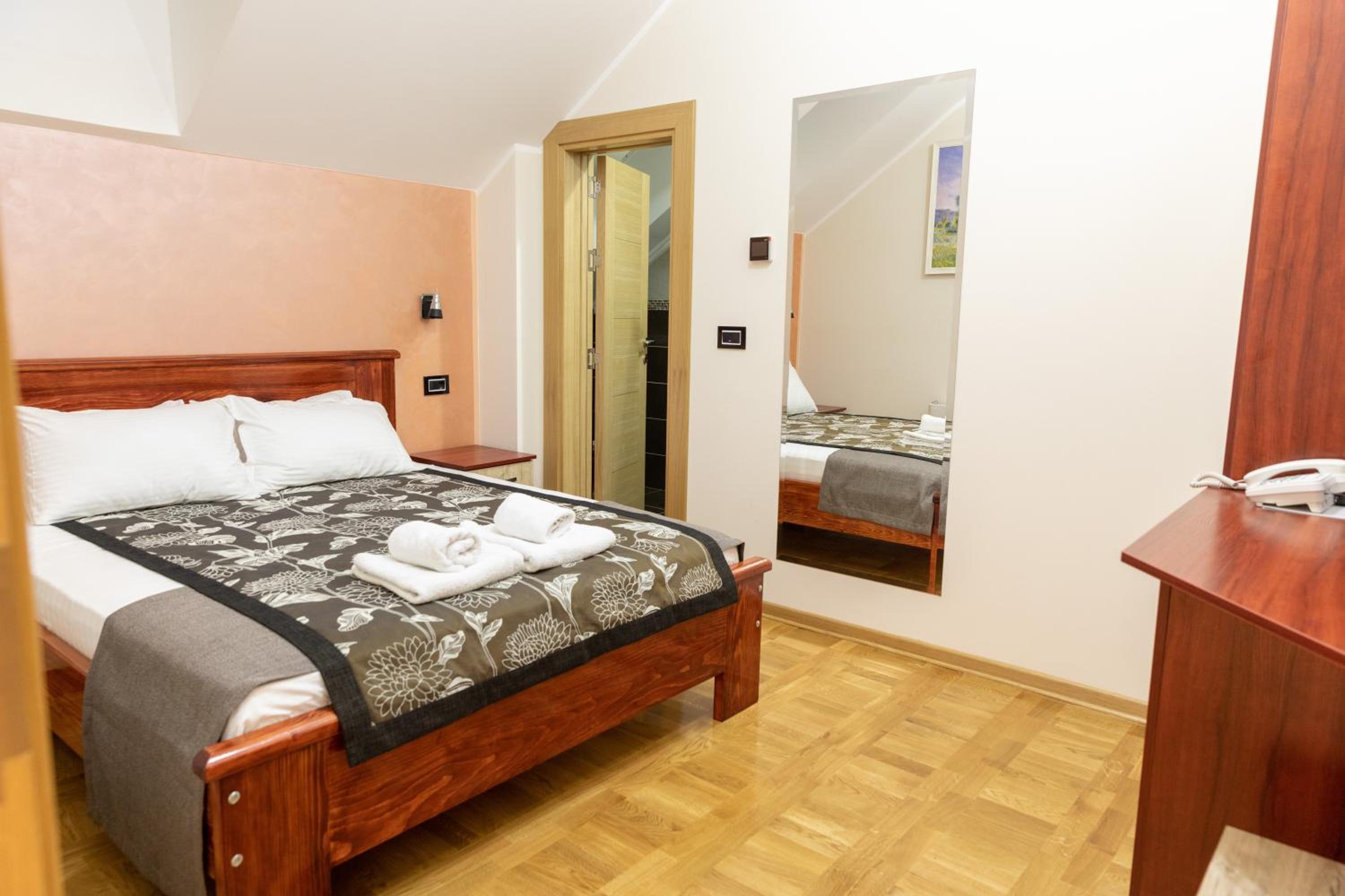 Twin Room - Photo 8