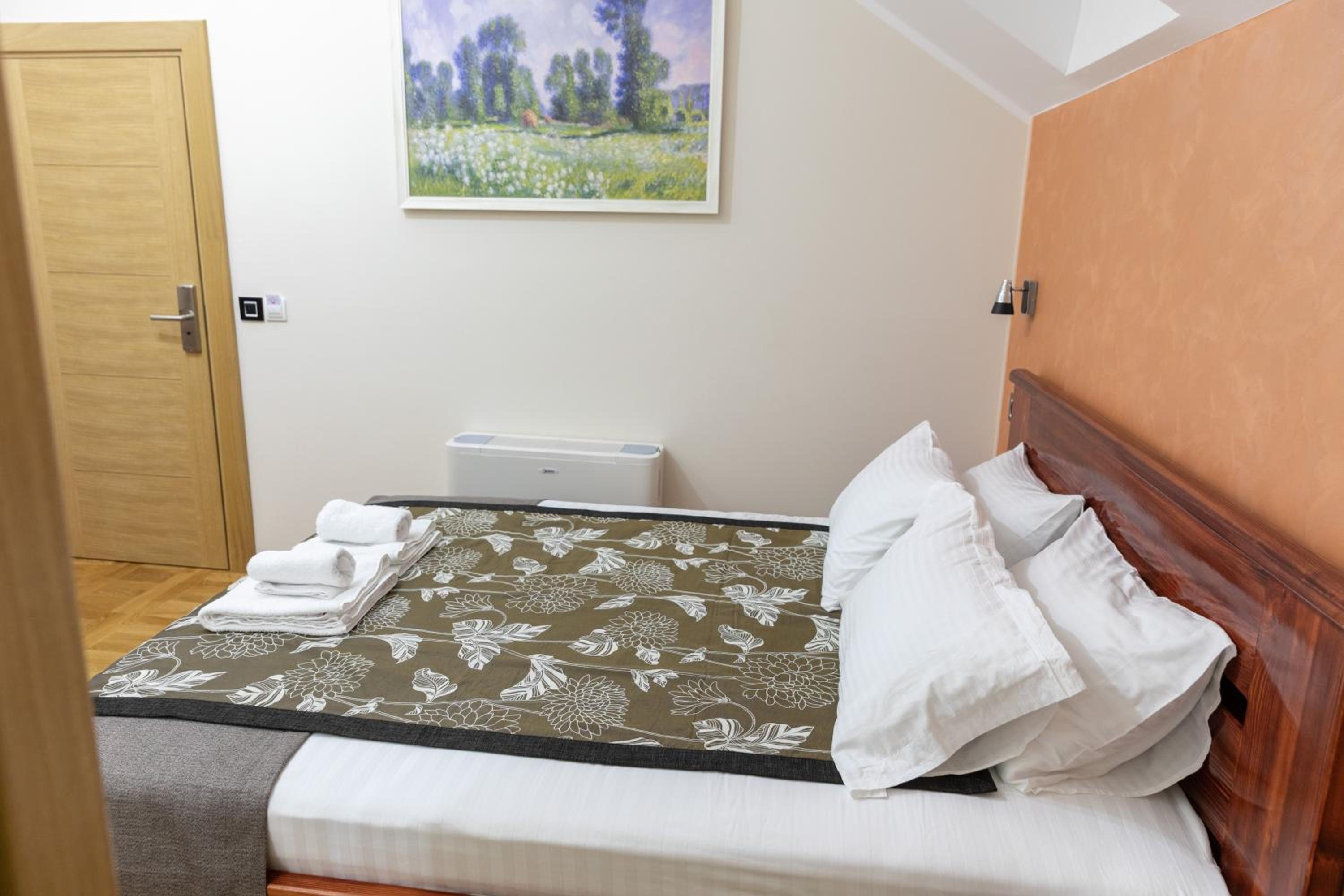 Twin Room - Photo 7