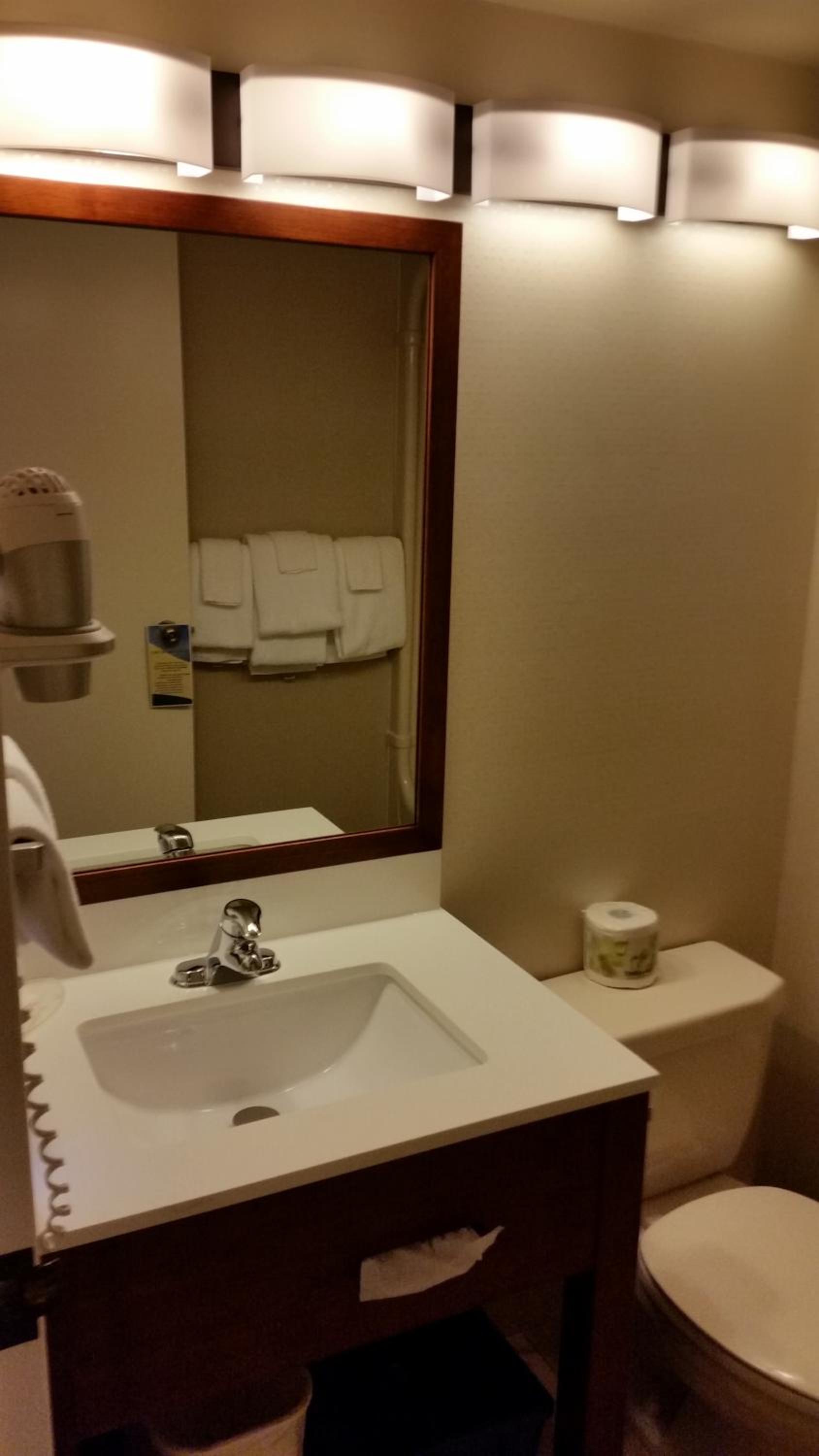 Traditional Queen Room with Two Queen Beds- Non-Smoking - Photo 2