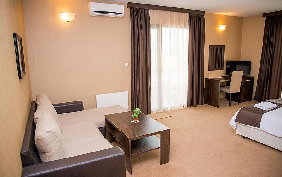 Deluxe Double Room with Balcony photo 3